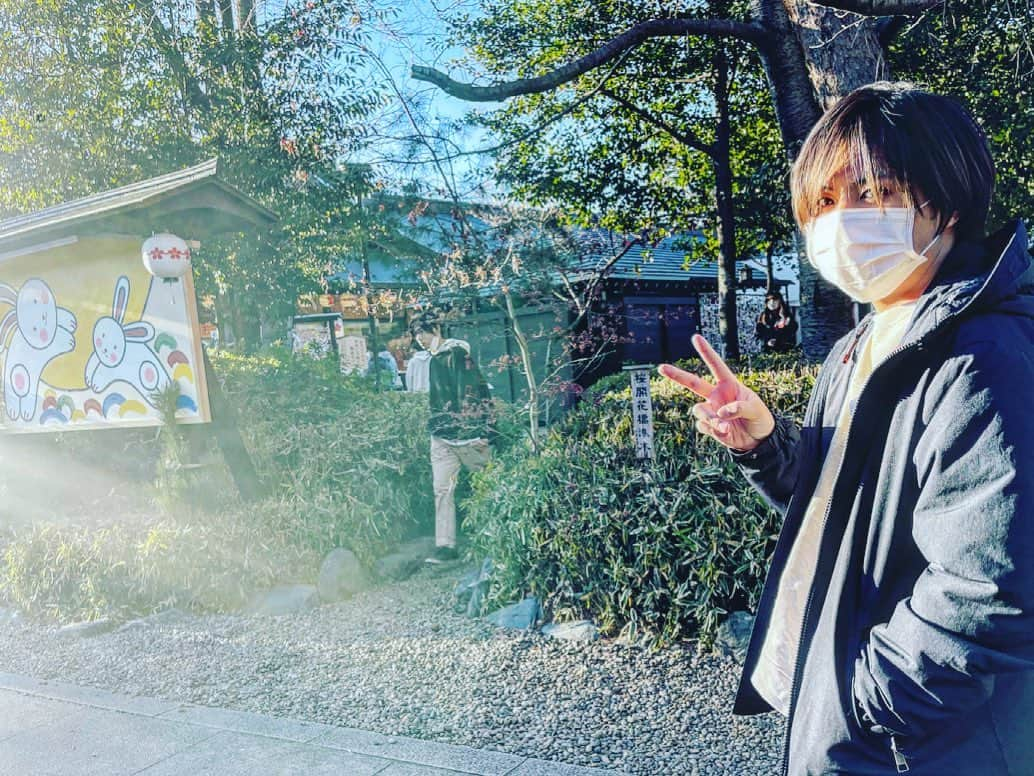 翔ちゃんさんのインスタグラム写真 - (翔ちゃんInstagram)「初詣行ってまきました！ 風が強くて髪がボサボサです笑  おみくじは吉でしたが 内容はなかなか良いものだったので 糧にして頑張ります🔥」1月4日 0時12分 - accidenters.shochan