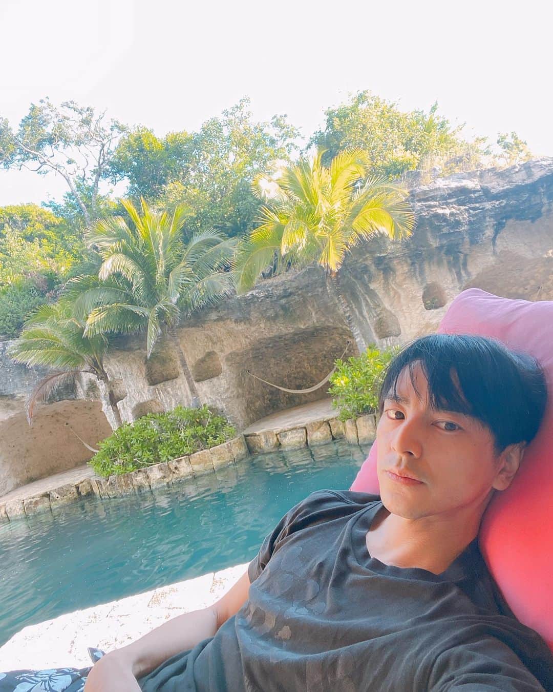 内田滋のインスタグラム：「【メキシコシティとカンクンの違い】 ●メキシコシティ→寒い ○カンクン→暑い ●メキシコシティ→ほぼスペイン語のみ ○カンクン→英語もOK ●メキシコシティ→物価安い ○カンクン→物価高い ●メキシコシティ→トイレの紙流せる ○カンクン→トイレの紙流せない  【Hotel Xcaret Mexico（ホテル シカレ メキシコ）】  オールインクルーシブと言って、シカレに泊まると、シカレパークなどのアクティビティが全部無料、ルームサービスやレストランも全て無料、全部込み込みになるといったものがあって、なんてセレブリティなんだ、というサービスが付いてきます。 （シカレは凄すぎて、人生で1番素晴らしいホテルだった、、、）  カンクンでは、この【オールインクルーシブ】といったサービスがちらほら見かけました。  メキシコはスペイン語ですが、カンクンは英語が結構通じるのでまだ助かる。  スペイン語は何言ってるか全くわからん、、、笑 （英語もまあわからんのだけど、、、）  カンクンで1番思ったのは、タクシー代が高すぎるし、ボッたくる。 普通のタクシーは危険だから、足元見られる。 Uber使えないから尚更。 （メキシコシティはUber使えるので、絶対Uberで移動しましょう）  あとは、トイレ。 使った紙は流せなくて横のゴミ箱に入れなければならない。 これはちょっと慣れないですね。。。  まあ、文化の違いはいっぱいあるけど、トータルなイメージ、カンクンは物価高い！でした笑笑  #méxico  #Cancún #hotelxcaretmexico #xcaret」