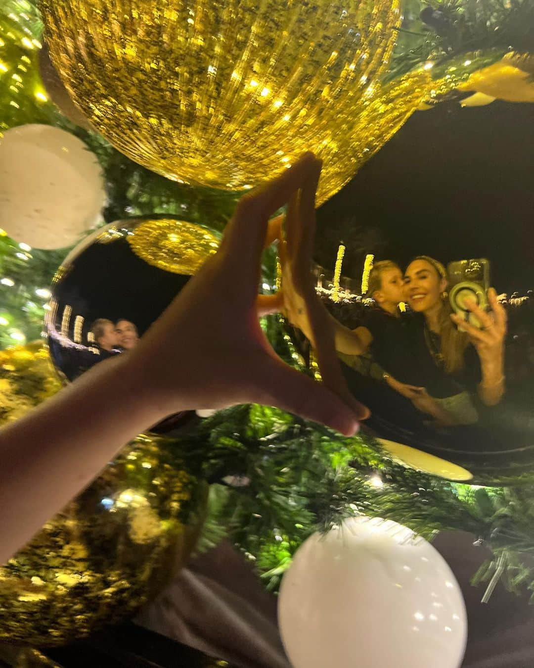 Elizabeth Chambers Hammerさんのインスタグラム写真 - (Elizabeth Chambers HammerInstagram)「Christmas recap. Cayman, LA, Texas, and allll of Florida. Most wonderful (and wildest for travel) time of the year 🎄🍪」1月4日 0時54分 - elizabethchambers