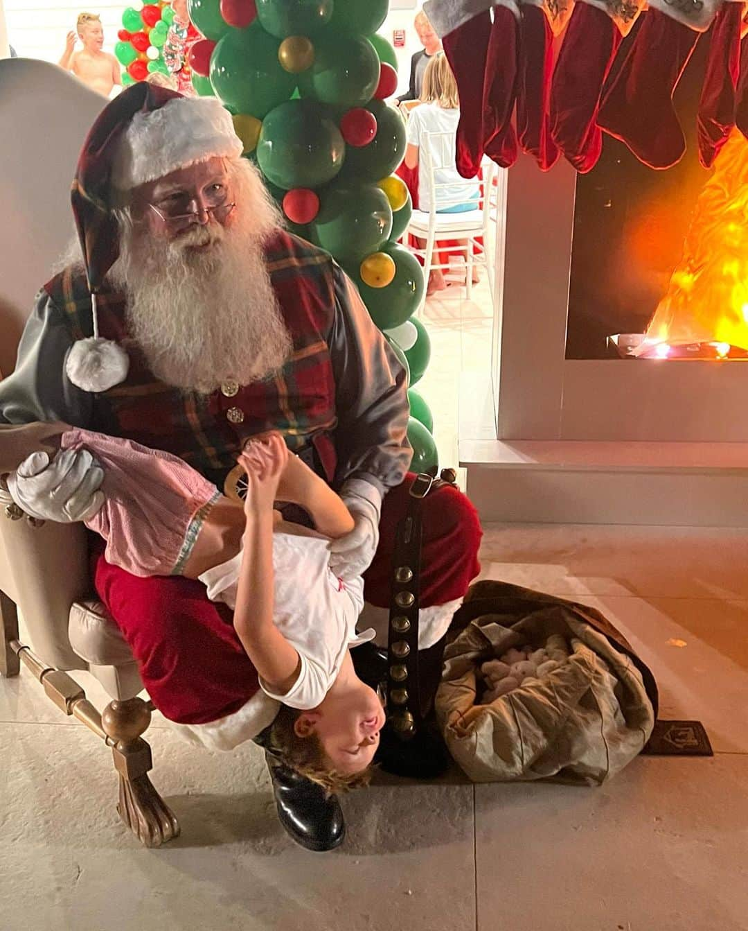 Elizabeth Chambers Hammerさんのインスタグラム写真 - (Elizabeth Chambers HammerInstagram)「Christmas recap. Cayman, LA, Texas, and allll of Florida. Most wonderful (and wildest for travel) time of the year 🎄🍪」1月4日 0時54分 - elizabethchambers