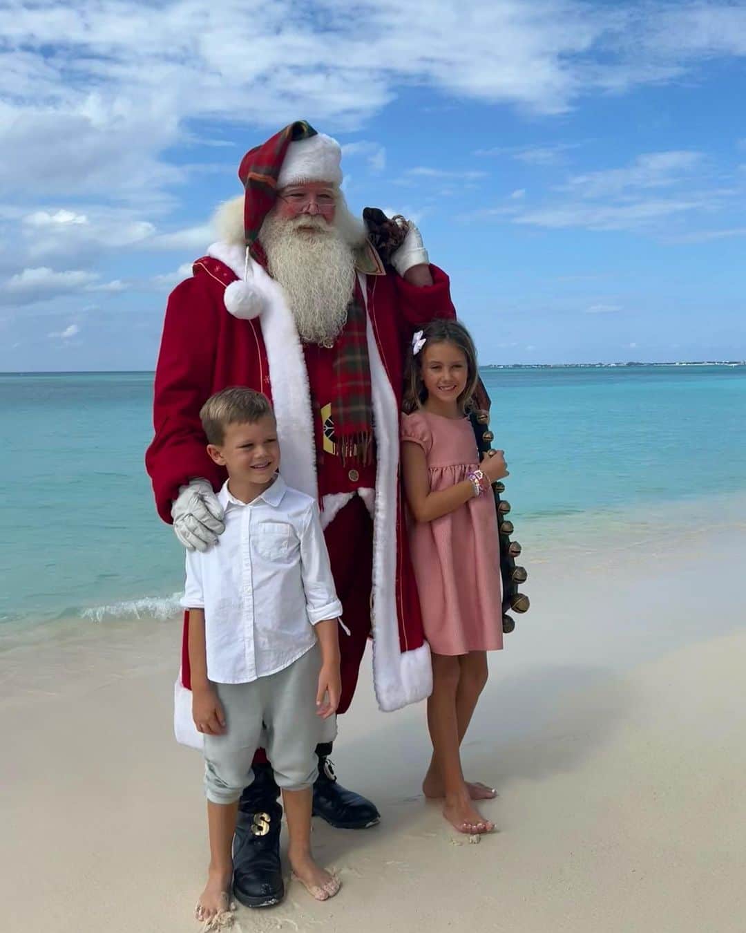 Elizabeth Chambers Hammerのインスタグラム：「Christmas recap. Cayman, LA, Texas, and allll of Florida. Most wonderful (and wildest for travel) time of the year 🎄🍪」