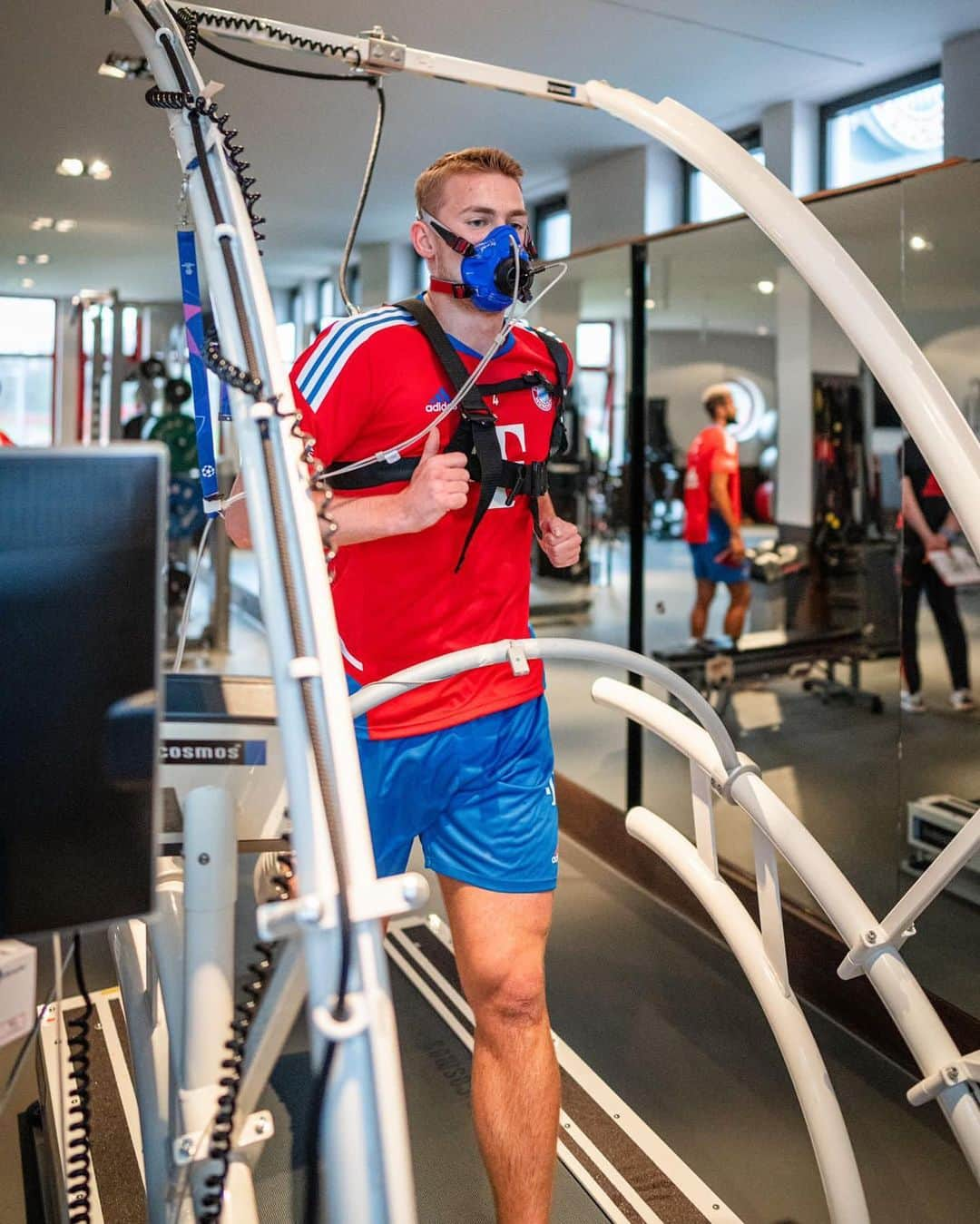 マタイス・デ・リフトのインスタグラム：「Break over, back to work! 🔴⚪️ #FCBayern #MiaSanMia」