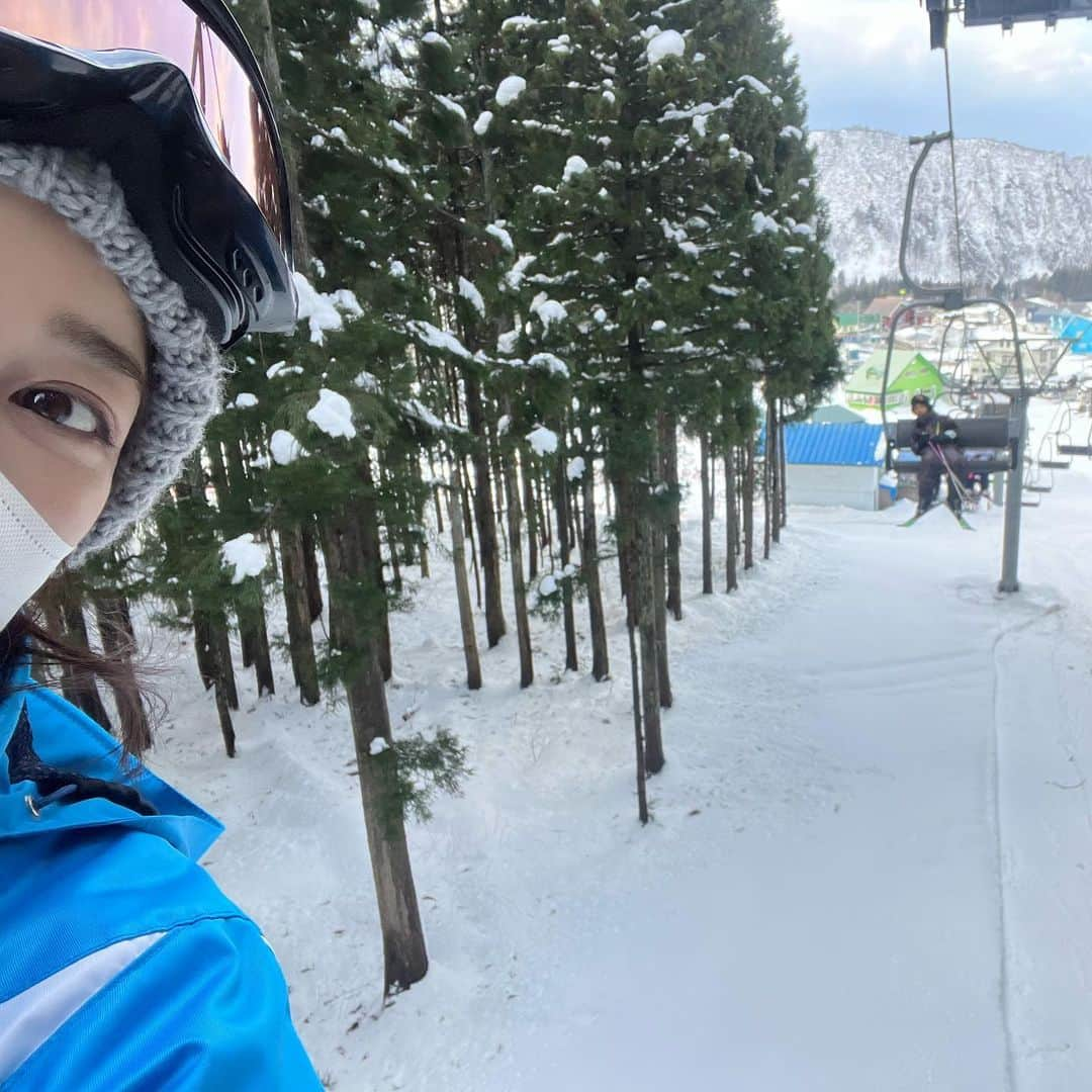 松本彩友美のインスタグラム：「年越しは湯沢へ⛷  寒いの苦手だからどうなることやら…でしたが、なんとか滑れたよー笑  高校のスキー教室以来だったけど身体はちょこっと覚えてたようで‼︎  子どもたちがいなかったらまたやる事もなかったであろうスキー。楽し過ぎる思い出ができたよ⛄️  たしか、最初は長男を見守りながら滑ってたはずなのに？すぐに逆転現象。子どもの成長早過ぎ💦「ママゆっくり来て！先行ってるね」って🙀笑  とにかく怪我なく、何故か筋肉痛もなく‼︎笑 良かった〜🤭  #modelofficeg #モデルオフィスg #sayumi  #彩友美 #さゆみ #⛷ #子どもたち初スキー #三兄弟ママ #年越しスキー」