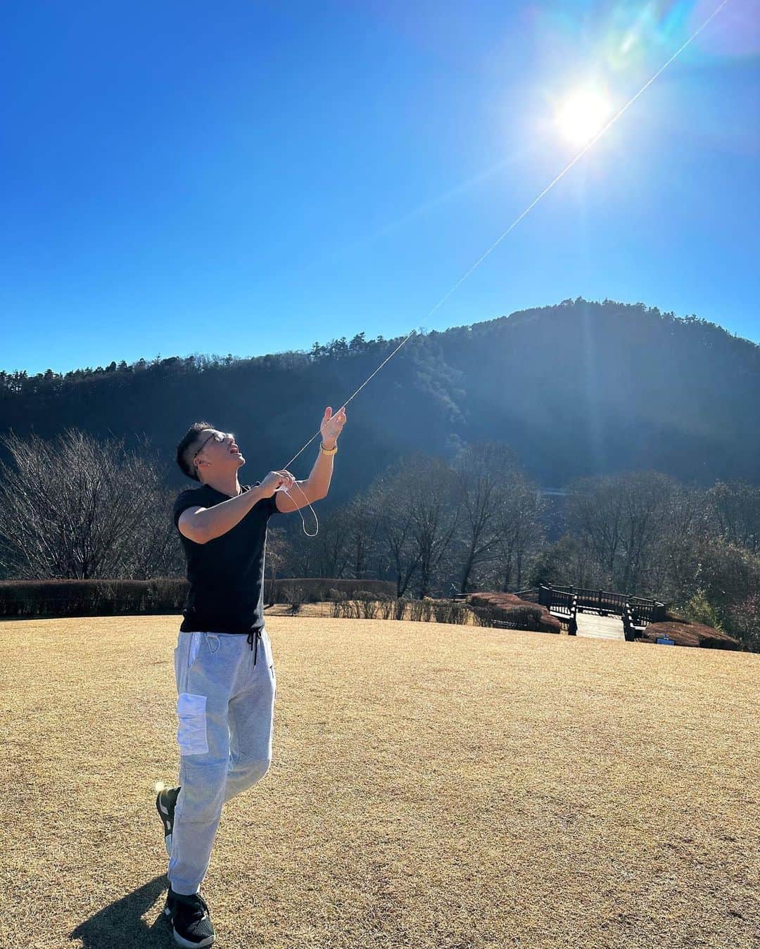 市原隼人のインスタグラム：「#正月 #凧揚げが楽しすぎる #全部糸を伸ばした時の快感 #誰よりも順番が待ち遠しい自分がいる」
