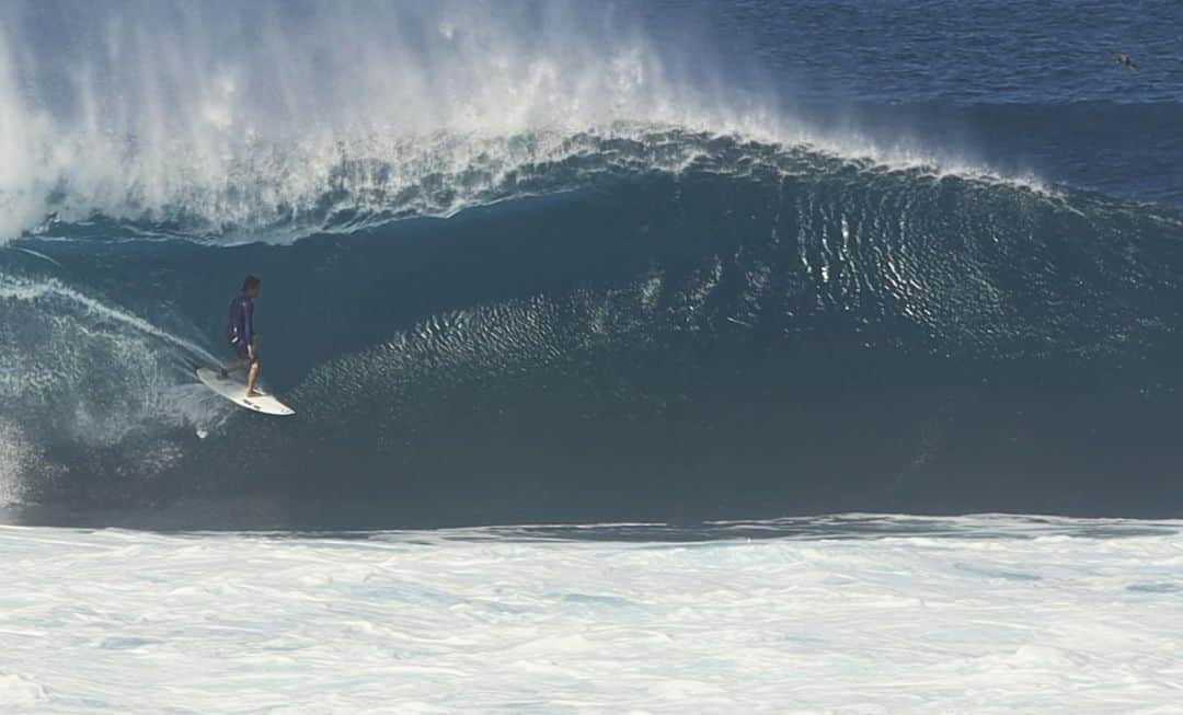 佐藤魁のインスタグラム：「.thanx  cabeson  @doncabeza 🎥  . .  @volcomjapan #volcomwetsuits  @adachi.keiyuseikeigeka  @eyevan_official  @dhdsurfjapan  @maneuverline.surfjp  #bullzinc  2023年のダフイバックドアシュートアウトの大会は足の怪我で出れなくなりましたが 今シーズンのハワイはまだできそうなので 治ったらまた描いたラインに乗ろうしゅうつかまつるべくそうろう #精神と時の部屋」