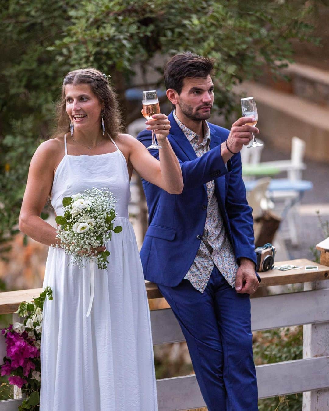 シャーロット・デュリフのインスタグラム：「Cheers to the New Year 🥂 Wishing us all good health and fun projects 😃  My highlight in 2022 was undoubtedly @joshlrsn and I wedding party in Kyparissi, Greece 🇬🇷 with our families and our friends! After two years postponing it because of the pandemic, I couldn’t have imagined a better crew and celebration! So many cherished memories were made 😍   Venue : @cavokortiaofficial 💙 Photos : @jonglassberg 💛 Hair : @courtneysmallhmua 💚 Speech : @dannyclimbs7 🧡 Music : @jan_novak_photography 💜 Psyche : every single person dear to us that came for the occasion ❤️❤️❤️」