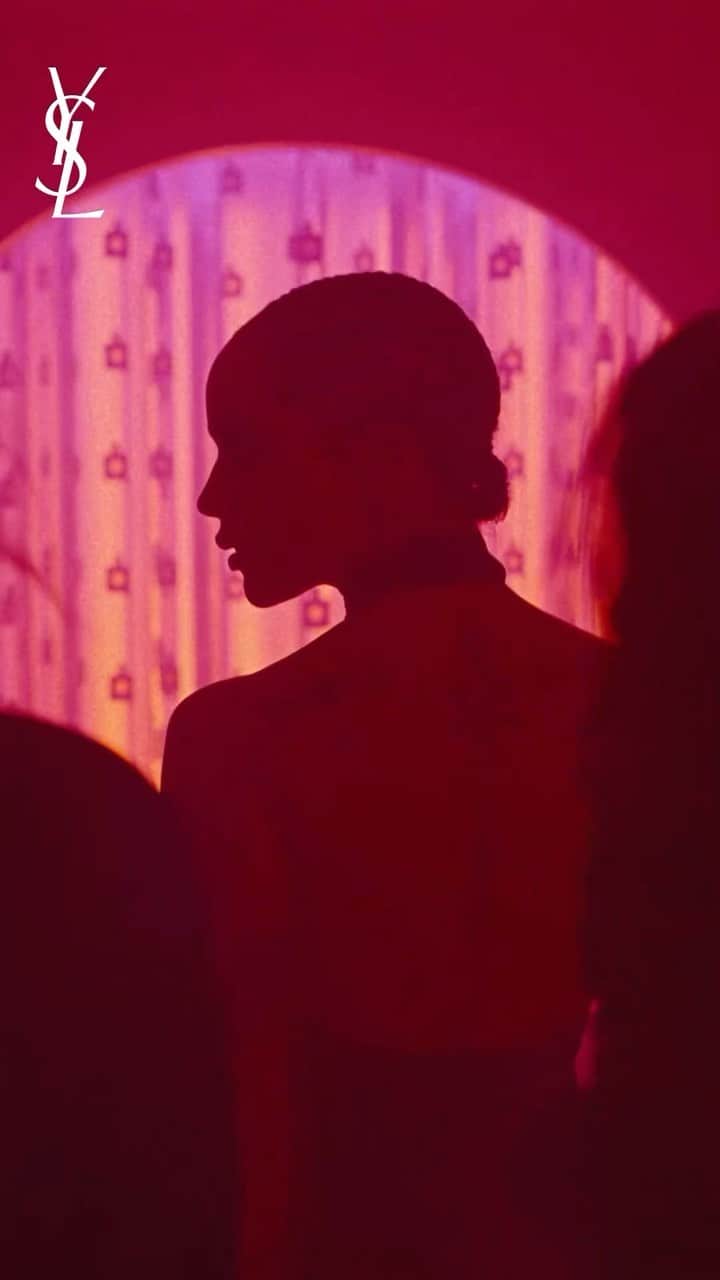 ゾーイ・クラヴィッツのインスタグラム：「The night is ours.    #yslbeauty #blackopium」
