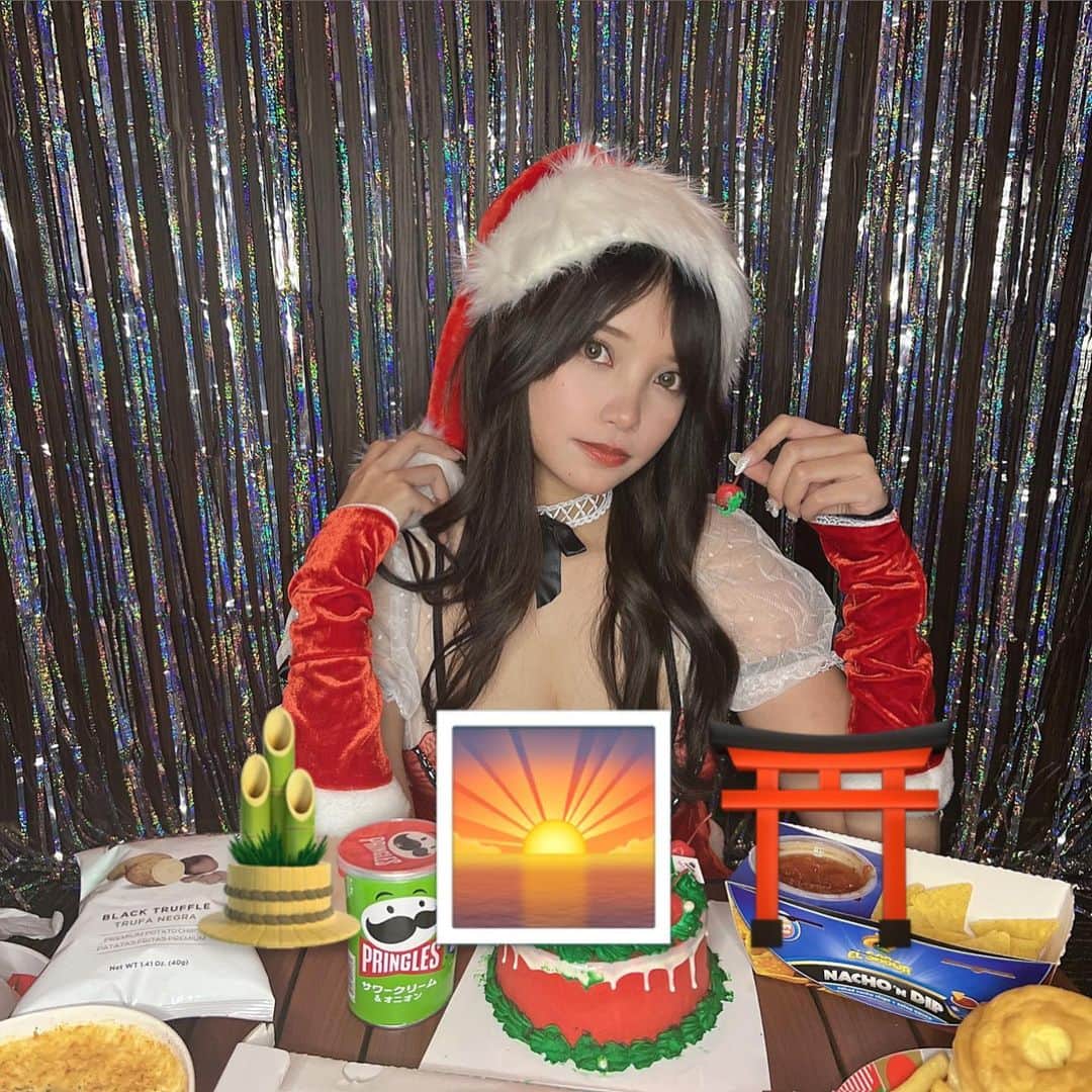 佐々木まゆのインスタグラム：「あけましておめでとうございます🎍🌅⛩  写真はクリスマスですが、新年ほとんど外に出ていないため写真がありません。  #2023 #あけおめ」