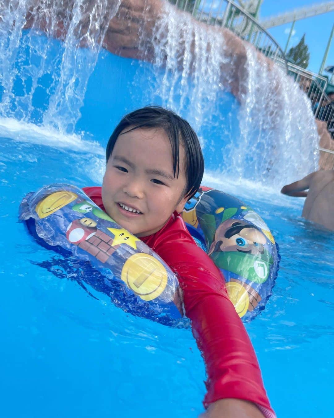 岡本雅世のインスタグラム：「お友達とひらパーのプール🏝  2022.08」