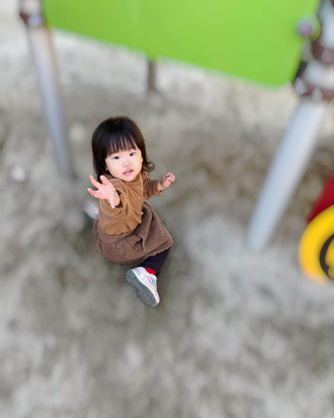 りかみし（みしまりか）さんのインスタグラム写真 - (りかみし（みしまりか）Instagram)「土管の中へ〜  3〜4枚目は砂が手について嫌な図😂  #長女ちゃん #公園遊び #娘コーデ  #ブラウンコーデ #秋冬コーデ」12月11日 12時47分 - rikamishi_official