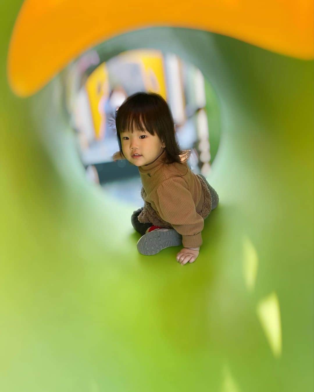 りかみし（みしまりか）のインスタグラム：「土管の中へ〜  3〜4枚目は砂が手について嫌な図😂  #長女ちゃん #公園遊び #娘コーデ  #ブラウンコーデ #秋冬コーデ」