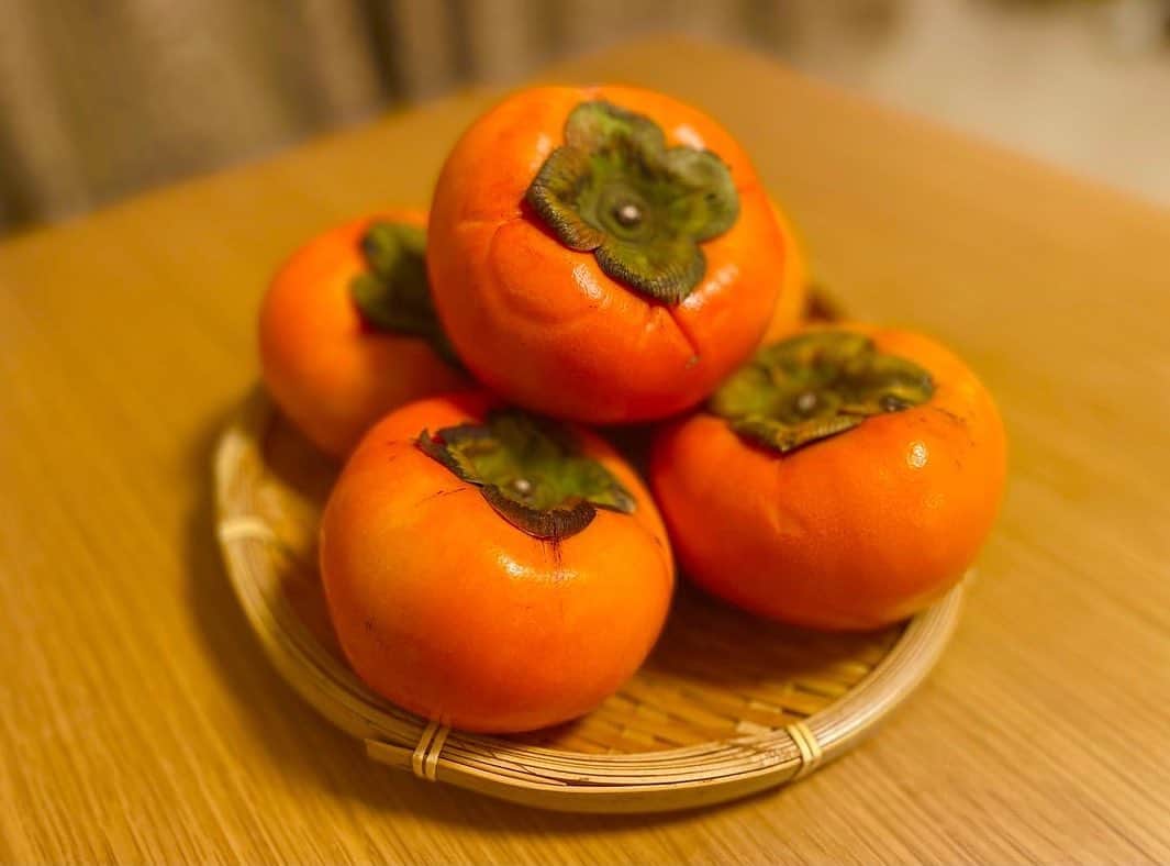 山縣亮太のインスタグラム：「#柿が食べられる #いい季節 #丸金青果  #立派な　#富有柿」