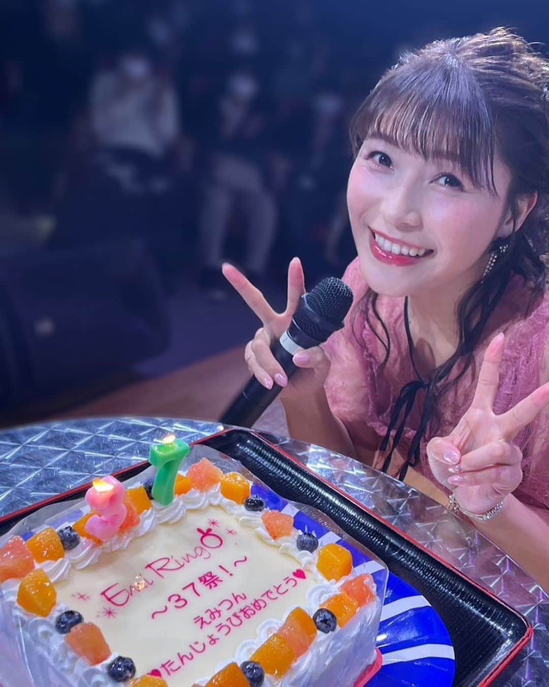 新田恵海さんのインスタグラム写真 - (新田恵海Instagram)「12月10日で、37歳になりました🎂  EmiRing◎のみんなにお祝いしてもらって、最高のスタートをきれました🥳  37歳もマイペースにわんぱくに♪ よろしくお願いします✨✨  そして12月7日、1st mini Album［ tinys teps ］も無事リリースされました🌺  やっぱりCDになるって特別💿 聴きごたえたっぷりなミニアルバムです！  ぜひたくさん聴いてくださいね🎧💓  #tinysteps #EmiRing◎ #ER37祭」12月11日 12時58分 - tnstagram1210