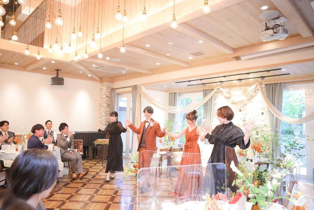 ラ パルティールさんのインスタグラム写真 - (ラ パルティールInstagram)「. wedding Reportをお届け！  形にとらわれないで「自分らしく」をテーマに ゲストも自分たちも楽しめる演出を…  「星降る会場」のペンダントライトや ガーデンに飾られたライト  ゲストも天井を見上げて 「綺麗」と言っていた姿を思いだします𓂃𓈒𓏸 . .  お客様からのお声もいただいています！ 詳しくはホームページをCheck！  ーーーーーーーーーーーーーーーーーーーーーーーー  新潟県長岡市古正寺3-39 プライベートガーデンwedding La partir @partir_nagaoka   ーーーーーーーーーーーーーーーーーーーーーーーーー  #星降る会場　#ナチュラルウェディング　#アットホームウェディング　#ガーデンウェディング #ガーデン挙式　#ブライダルフラワー　#ドライフラワーブーケ　#結婚式アイディア　#パルティール　#ラパルティール　#lapartir #結婚式レポート　#新潟花嫁　#新潟プレ花嫁　#新潟結婚式　#新潟結婚式場　#新潟市結婚式場 #長岡結婚式　#長岡結婚式場　#長岡市結婚式場　#1組貸切ウェディング　#おしゃれ花嫁 #パーティーレポート」12月11日 13時33分 - partir_nagaoka