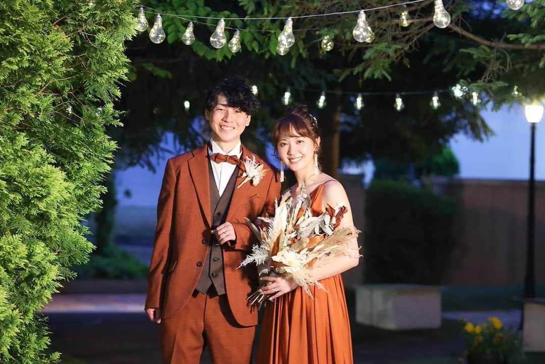 ラ パルティールのインスタグラム：「. wedding Reportをお届け！  形にとらわれないで「自分らしく」をテーマに ゲストも自分たちも楽しめる演出を…  「星降る会場」のペンダントライトや ガーデンに飾られたライト  ゲストも天井を見上げて 「綺麗」と言っていた姿を思いだします𓂃𓈒𓏸 . .  お客様からのお声もいただいています！ 詳しくはホームページをCheck！  ーーーーーーーーーーーーーーーーーーーーーーーー  新潟県長岡市古正寺3-39 プライベートガーデンwedding La partir @partir_nagaoka   ーーーーーーーーーーーーーーーーーーーーーーーーー  #星降る会場　#ナチュラルウェディング　#アットホームウェディング　#ガーデンウェディング #ガーデン挙式　#ブライダルフラワー　#ドライフラワーブーケ　#結婚式アイディア　#パルティール　#ラパルティール　#lapartir #結婚式レポート　#新潟花嫁　#新潟プレ花嫁　#新潟結婚式　#新潟結婚式場　#新潟市結婚式場 #長岡結婚式　#長岡結婚式場　#長岡市結婚式場　#1組貸切ウェディング　#おしゃれ花嫁 #パーティーレポート」