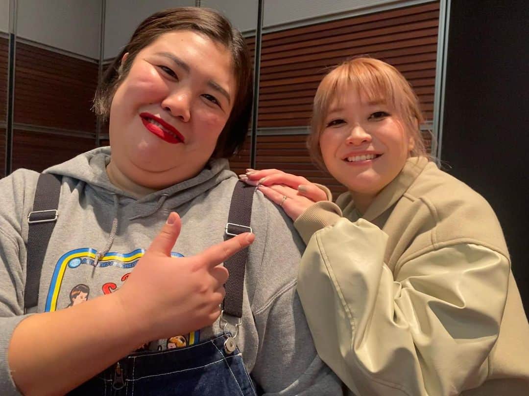 のインスタグラム：「． ． 女芸人ＴＨＥ Ｗ ２０２２ ３位でした🥉 応援してくださったみなさん投票してくださったみなさんラインくれた先輩方、友達、おじさんほんまにありがとうございました❣️好きな２本やらせてもらったで😇コントはYouTubeにもあげてるのでまた観てくださいな！！！  常連組と写真撮らせてもらった😂左の３人の笑顔好きやねん  #the_w #Aマッソ #紅しょうが」