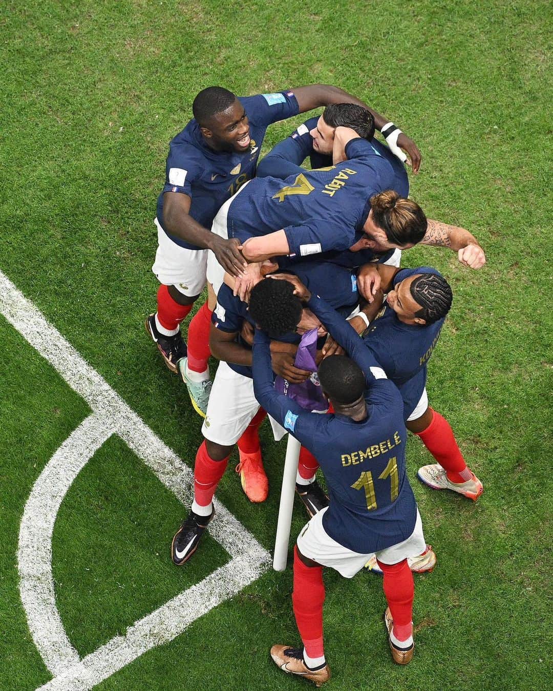 ウスマン・デンベレのインスタグラム：「✅💪🏿🇫🇷😍 Tous ensemble en demi-finale !! #FiersdetreBleus」