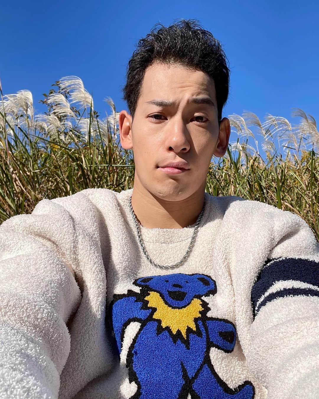 吉田健悟のインスタグラム：「2023年1月14日21:00 土曜プレミアム「イチケイのカラス」 鳥山勝役で出演します。　 　  #ナンバmg5 以来の17歳の役です。少しずつおじさんになっている私ですが 嬉しすぎるオファーを頂き、エンジン全開で高校生やっちゃいました✌️ 高校時代の自分は、ホント早く大人になりたがってたなぁと思い返しつつ、作品に全力で臨めた。 俳優をしている時が1番幸せだなぁと噛み締めてます。 　  監督と何度も擦り合わせた今回、台本上からはみ出しまくり、中々オモロイキャラクターになってるのでは？と思います😁 そして座長・竹野内豊さんの魅力に改めてやられました。。チャーミングの塊！！！ 　 　  チームワーク抜群の今作 絶対見てほしい🐧🗻 　 　  みんな、いつもコメントありがとう。ホントに嬉しいです。全部見てます😭 今年も残りわずかだけどよろしくね！ 寒いけえ身体には気をつけて✨  #吉田健悟 #イチケイのカラス」