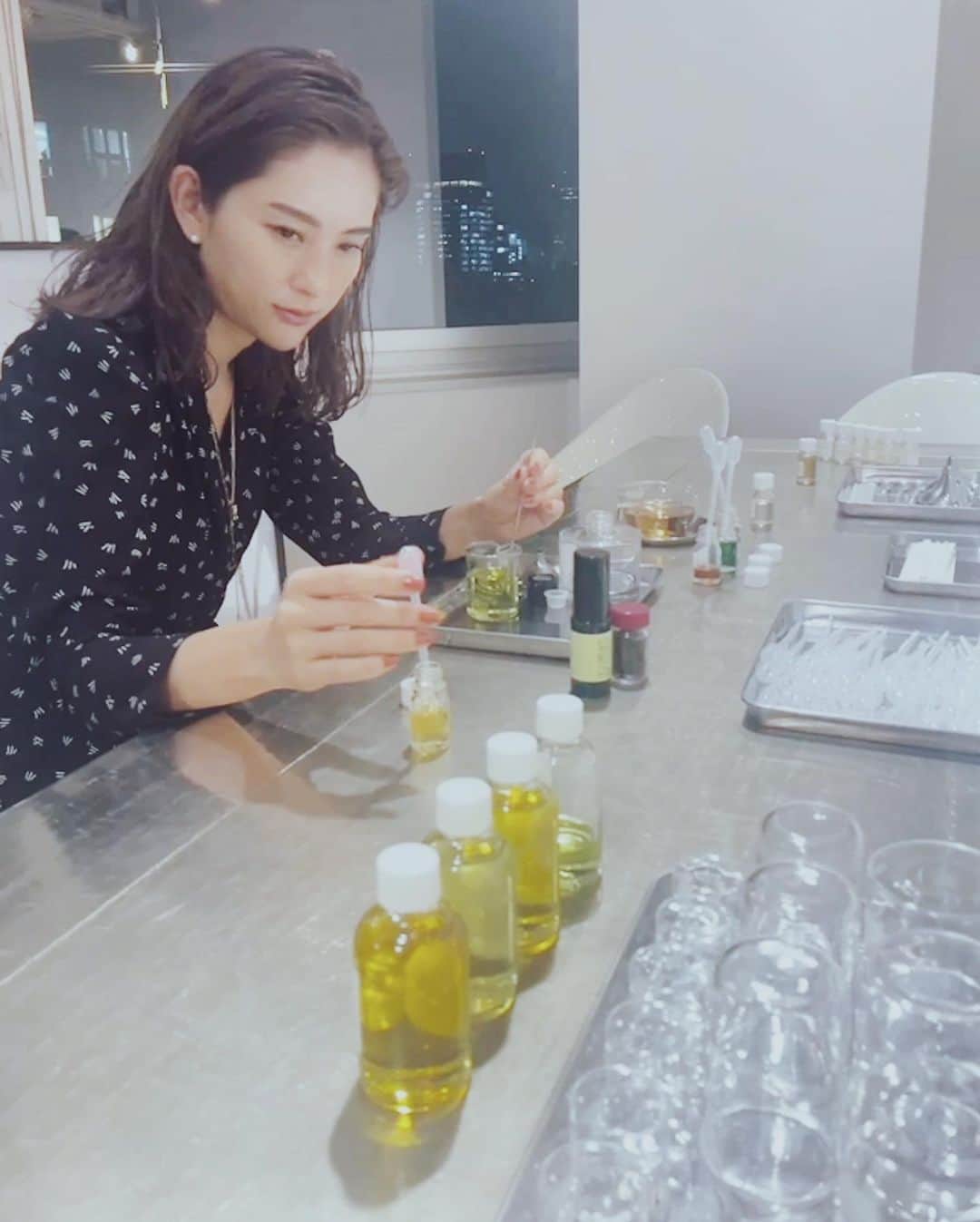 白澤貴子のインスタグラム：「The beauty of fragrance is that it speaks to your heart and hopefully someone else's. -Elizabeth Taylor  先日、これまた２０年以上の友人である @muneki_hashimoto が代表を務めるカラーズにお邪魔して、自分だけの香りのディフューザー作りを。  調合を始める前に、まずは疲労科学研究所の測定を。 結果は交感神経の指標が優位どころかマックスの値に。 自律神経機能の偏差値は高いものの、元気すぎるという要注意診断！笑  それでも癒しより、もっともっと元気になりたい、できることなら自分が２人分になるくらい最強になりたい！と願う私は、それに合う精油をアドバイスしてもらいながら、好きな香りを調合。  みんなにあれやこれや言われながらも作っていく過程、楽しかったな♡  慌ただしくなってしまいがちな日々の中でなんとか忙殺されずに過ごせているのは、様々な香りに助けられているのも理由のひとつ。 いつか誰かの味方となれる香りを自分で作って発信するのも素敵かもしれないな。  ちなみにこちらで作ったディフューザーのおかげでこの週末は入稿への集中力がグッと増しております。  Merci 💋 @colours_tokyo and @muneki_hashimoto   #この日の学び #何人もいる人前で60秒静かに目を瞑るってとても難しい #開けたくてしょうがない」