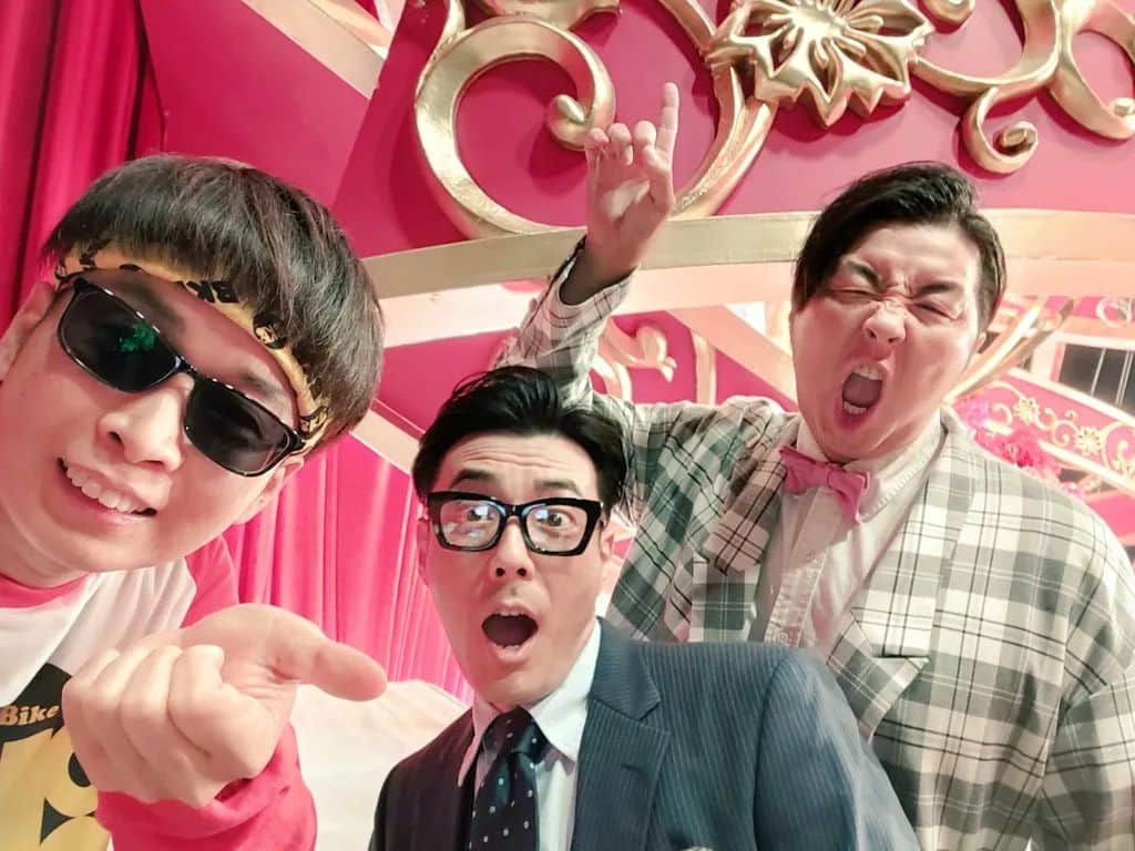 バイク川崎バイクのインスタグラム：「THE W  どりあんずさんと前説させてもらいました！  楽しかったです！ 本番直前の審査員呼び込みで何名かはブンブンしながら入ってきてくれて 笑い飯哲夫さんは多分本番でもやってしまってくれてました✊👊  天才ピアニストおめでとううう   みなさん悲喜こもごもおつれさまでした  #スーパー前説」
