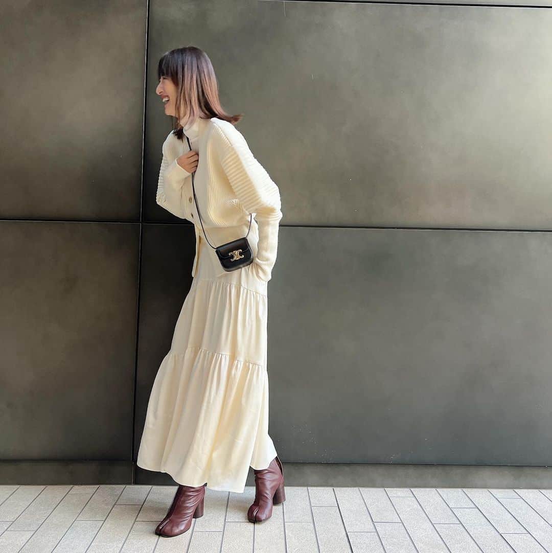 前田ゆかのインスタグラム：「空気が重くなりがちな冬に映える 白🤍  定番の白にツヤの質感をプラスして新鮮さのあるバランスに、清潔感、フレッシュさ、品のある存在感… 上品でありながらコンサバにならないクリーンな印象を与える白は 欠かせない🤍  スカートはウエストが後ゴムになっています。私はロング丈で着たいのでウエストを落として着用しているので長めに見えます。 カーディガンは袖が長く萌え袖部分も温かい✨  デイリーにはもちろんドレスアップシーンに映える白です。 @cbp.tokyo   #cbptokyo #前田ゆかコラボ #celine  #maisonmargiela」