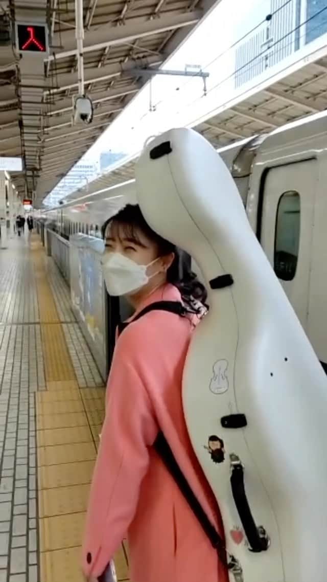 新倉瞳のインスタグラム：「そして今は「音と服」のため名古屋へ🚄💪🏻🔥  ジェイアール名古屋タカシマヤ 6階ローズパティオ にてなんちゃっ店長😆  14時〜特別演奏会&トークショー ゲストにはヴァイオリン奏者Edouard Mätzenerさんをお迎えします！皆さま是非✨  最近は@m_maglie_le_cassetto_official と冨張愛さん @megumitomihari コラボのコートを毎日着ています😻  問)052-566-8057  【Shop Infomation】  M Maglie le cassetto limited shop 『音と服-Mode Elegance-』 日程:‪12月7日(水)‬〜13日(火) 会場: ジェイアール名古屋タカシマヤ　6階 ローズパティオ  エムマーリエルカセットのPOPUP SHOPがオープン。  Mode Eleganceをテーマに華やかな洗練されたスタイルが登場。 また、世界でご活躍されているチェリストの新倉瞳氏プロデュースの演奏者の方へ向けたドレスの秋冬コレクションをご用意致します。 ぜひこの機会ににお立ち寄りくださいませ。  【Point up】 期間中は、『フランドルメンバーズアプリ』のポイントアップ  【Special Event】 ⚫︎『新倉瞳氏　特別演奏会&トークショー』 世界で活躍されているチェリスト新倉瞳氏による特別演奏会とミニトークショーを開催致します。 日時:12月11(日) 午後14時から 会場:ジェイアール名古屋タカシマヤ　6階 ローズパティオ内 ゲスト: ヴァイオリン奏者   Edouard Mätzener   ◆お問い合わせ 　ジェイアール名古屋タカシマヤ　6階 　スーペリアクローゼット  Tel:052-566-8057」