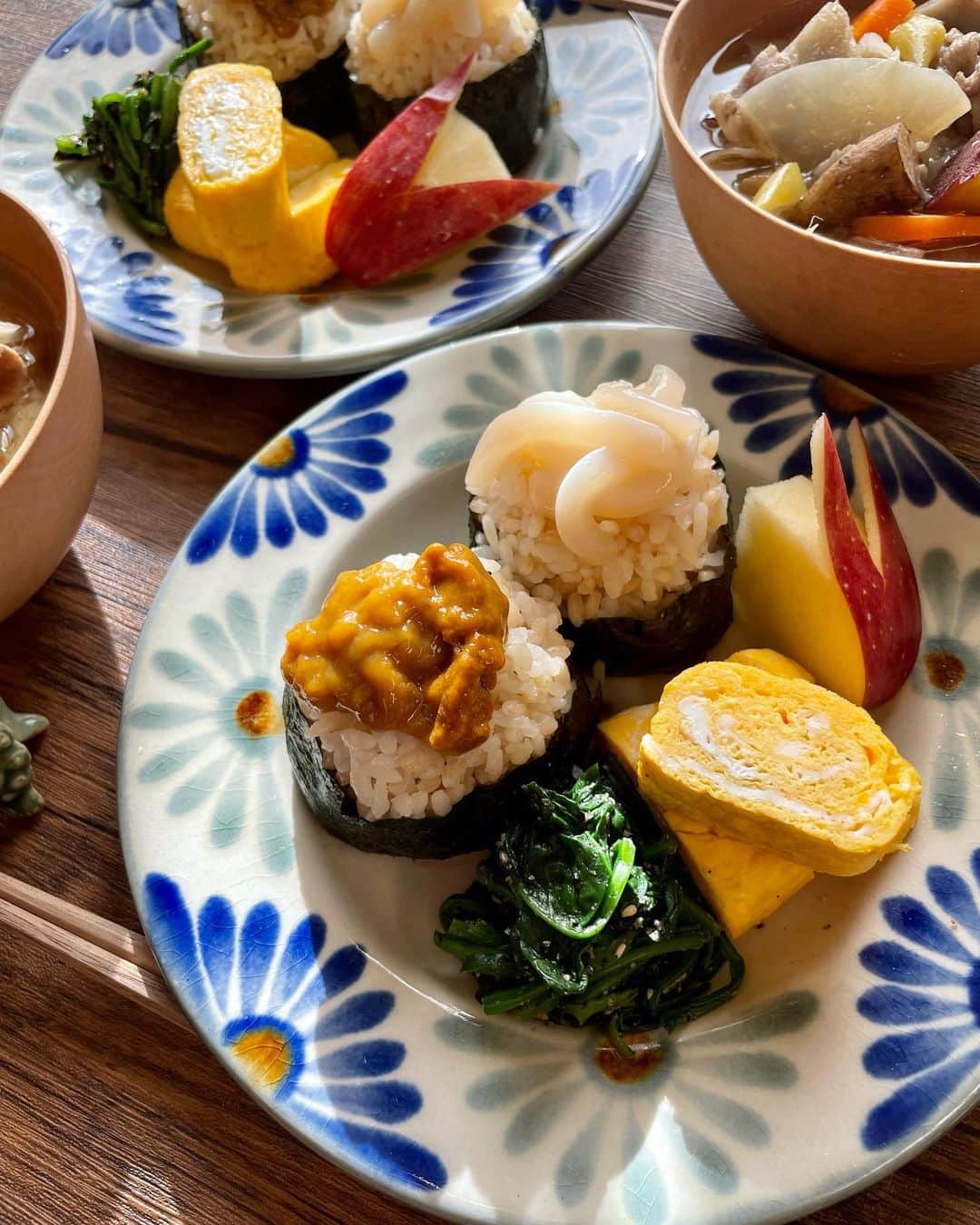 yukirichi119のインスタグラム：「2022/12/11(日) #休日朝ごはん   昨日、豚汁🐷いっぱい作りました。 これからの季節は豚汁最強。 具だくさんで暖まるし、 栄養も美味しさも満点💯 そして何より、主婦的には、 いっぱい作ると ご飯の支度が楽チンで良き🤣  🟤玄米白米ブレンドのまん丸おにぎり 🟤玉子焼き 🟤ほうれん草の胡麻和え 🟤ウサりんご🐰🍎 🟤2日目の豚汁  まん丸おにぎりにのってるのは、 今回、特別仕様よ✨ こんな贅沢、普段できないんだから😆  こんな真っ白で美しい塩辛、 見たことある❓❓❓ キラッキラしてるのよ。 オットも大絶賛🤩  北海道最果ての島、利尻島にある お土産屋さん、利尻亀一  @rishirikameichi_official さんの 「白いイカ塩辛」 先月出たばっかりの超推し！ 北海道産スルメイカの胴肉だけを使って、 薄皮も完全に取り除いて、 丁寧に丁寧に作られた塩辛。 塩辛が苦手な人も絶対食べられる！  そしてもうひとつは 「濃厚ひとねむりうに(雲丹一夜漬け)」 北海道利尻産の最高級うにを100%使って、 一晩じっくり塩水に漬け込んだ、 うにの旨み甘みが ギューってなったまさに名のとおりの 濃厚ひとねむりうに。 こんな濃厚なうに、食べたことない🙌🏻🙌🏻🙌🏻 美味すぎー😋  どっちもご飯にはもちろん、 そのまま酒の肴としてや パスタ、リゾットにも使える🥰  あ、ちなみに 玉子焼きに使った「利尻昆布の琥珀だし」も 利尻亀一さんのだよー！  気になったら、 利尻亀一 @rishirikameichi_official さんの 楽天市場店で今年いっぱい使える 専用のクーポンをいただいてるので、 ぜひぜひ使ってー🎁 2000円以上の購入で15％OFFになるよ😍 ➡️➡️➡️ クーポンコード▶JFA8-EL6N-R71B-URTW  --------------------------------------  気が向いた時、 ちょこちょこ投稿、マイペースで。  ブログもそんな感じで更新してますので、 もし良ければ チェックしてみてくださいませー🙏🏻  ゆきりち。ブログ、 著書📕1冊目2冊目も プロフ( @yukirichi119 )から各リンク先に飛べます🤗  --------------------------------------  #利尻亀一  #sponsored #pr  #休日 #朝食 #おはよう #おはようございます #おにぎり #雲丹 #塩辛#利尻島 #利尻 #ウニ #イカの塩辛 #玉子焼き #白いイカの塩辛 #濃厚ひとねむりうに #和食 #アンバサダー #和食ごはん #白いイカ塩辛 #地味飯 #朝ごはん #健康 #ダイエット #北海道 #夫婦ご飯  #washoku #豚汁」