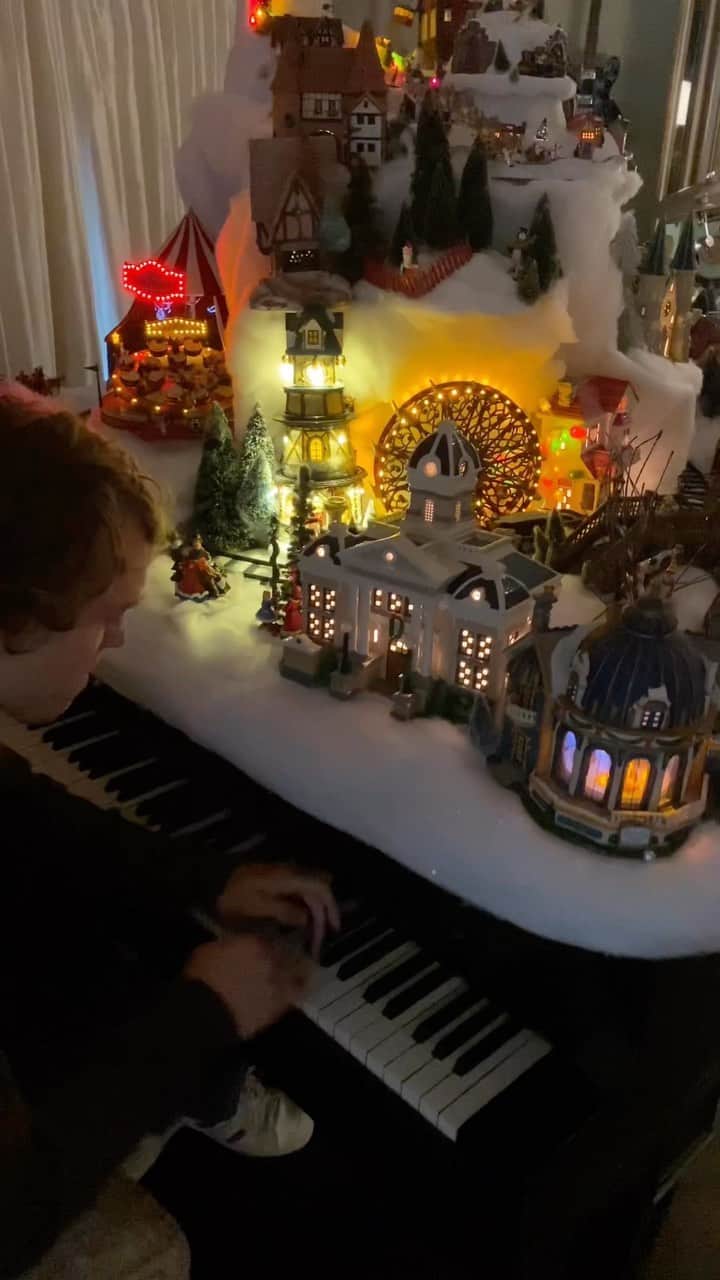 テリー・ハッチャーのインスタグラム：「So lucky to have the incredible pianist @taylormackall spend a few minutes playing live at my newly decorated #christmasvillage  Please enjoy these loving vibes in the spirit of a joyful & happy holiday for all. #christmas #christmastime #piano」