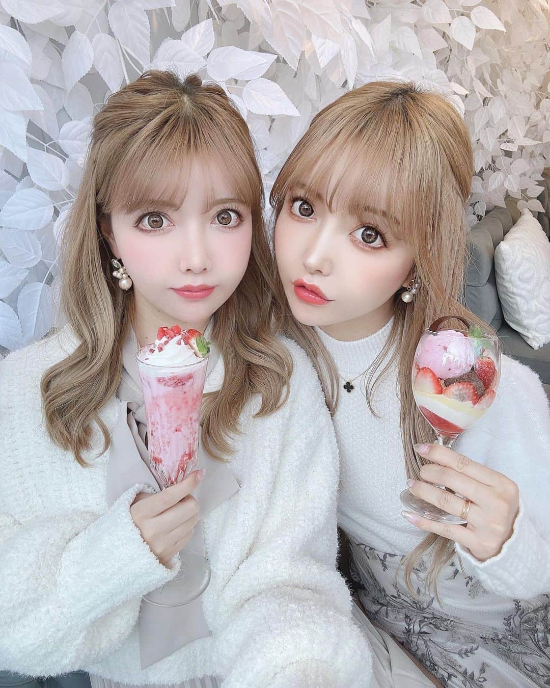 吉川ちえのインスタグラム：「【⛄️❄⛄️❄⛄️】 . お店の装飾が真っ白なので 双子もホワイトコーデしました🎧🤍💭 . #twins #hautecouture #アフタヌーンティー」