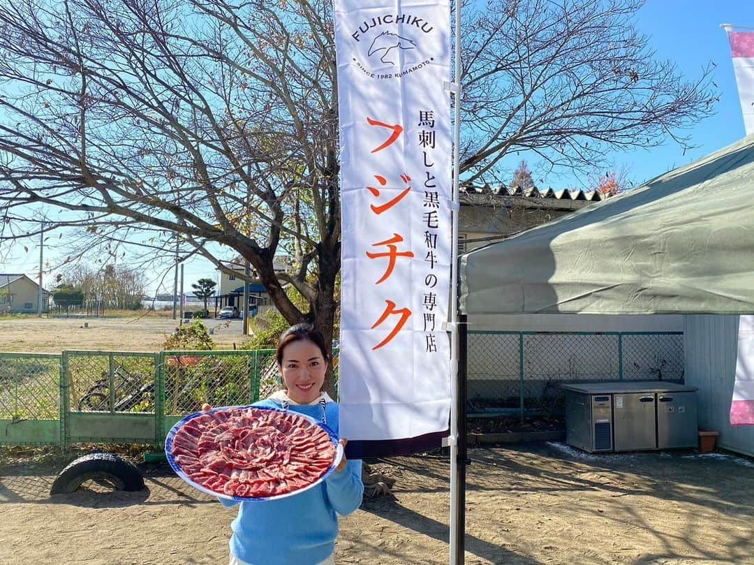 笠りつ子さんのインスタグラム写真 - (笠りつ子Instagram)「年間獲得バーディー数1個につき1キロのお肉を寄付する事を表明して 今年は307個のバーディーを獲得する事ができ 今年で2回目となる、 熊本市子ども食堂プロジェクトの贈呈式とバーベキューを行いました🥩😊😊  昨年に引き続き、フジチク様にご協力頂き地元ブランド牛である 藤彩牛を子供達に届ける事ができました🎁  藤彩牛307キロは加工された状態でフードバンク熊本を通じて県内の子ども食堂に届けられます✨✨✨✨  私の大好きなお肉を、子供達にも食べてもらいたいと言う思いから始まったのですが  沢山の子供達の笑顔がみれて 美味しく食べてもらえて嬉しかったです😆😆 来年も子供達に笑顔を届けられるように頑張ります❤️‍🔥  皆んな〜待っててね🫶 @honten7949  @fujichiku_jp   #フジチク  #ご協力して頂いた皆様ありがとうございました」12月11日 9時58分 - ryuritsuko