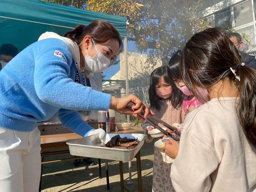 笠りつ子さんのインスタグラム写真 - (笠りつ子Instagram)「年間獲得バーディー数1個につき1キロのお肉を寄付する事を表明して 今年は307個のバーディーを獲得する事ができ 今年で2回目となる、 熊本市子ども食堂プロジェクトの贈呈式とバーベキューを行いました🥩😊😊  昨年に引き続き、フジチク様にご協力頂き地元ブランド牛である 藤彩牛を子供達に届ける事ができました🎁  藤彩牛307キロは加工された状態でフードバンク熊本を通じて県内の子ども食堂に届けられます✨✨✨✨  私の大好きなお肉を、子供達にも食べてもらいたいと言う思いから始まったのですが  沢山の子供達の笑顔がみれて 美味しく食べてもらえて嬉しかったです😆😆 来年も子供達に笑顔を届けられるように頑張ります❤️‍🔥  皆んな〜待っててね🫶 @honten7949  @fujichiku_jp   #フジチク  #ご協力して頂いた皆様ありがとうございました」12月11日 9時58分 - ryuritsuko