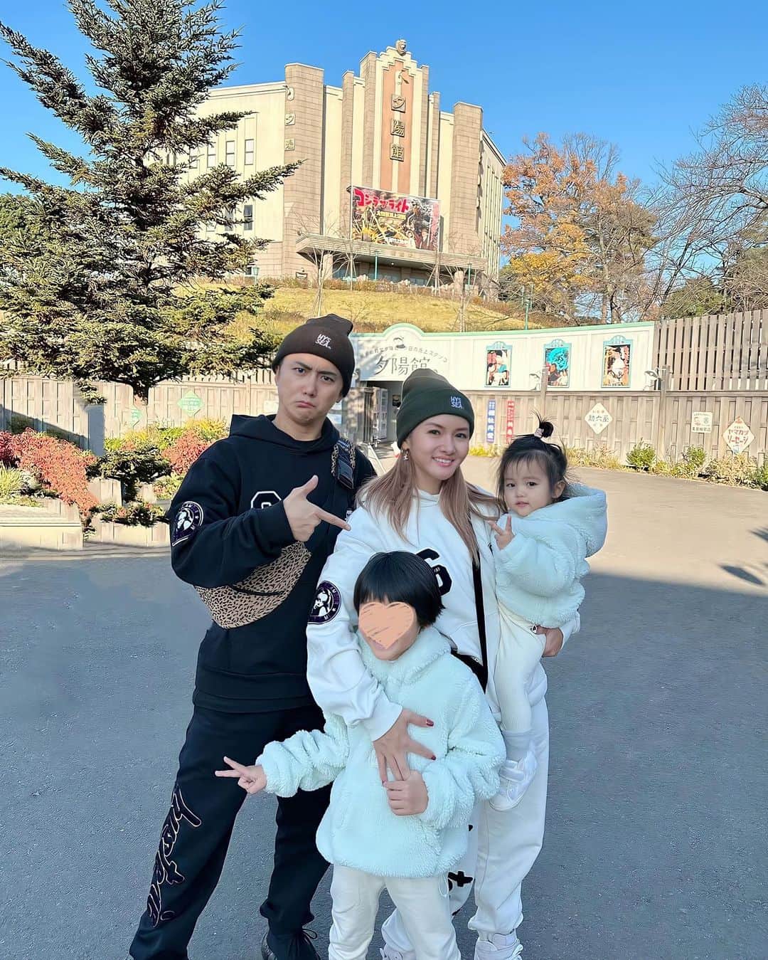 福王寺彩野のインスタグラム：「First Loveにハマりすぎて気づいたら12月まだ一回も投稿してなかった🤣🎄 昨日は西武園ゆうえんちへ🎡 ゴジラザライドが名物ということで🦖ゴジラをこよなく愛する息子を連れて遥々行ったのですが…🚘まさかの恐怖のあまり乗らずに終わるという展開で終わりました😱😱😱 どうやら夏に行ったLAのユニバのジュラシックワールドがあまりにも怖すぎてトラウマになってしまったようです…😭残念すぎる🥲💔 ゴジラ仲間のよしくんも来てくれてたので私たち夫婦は順番に乗ることが出来たけどすごく面白かったです😍 ゴジラ好きの方は行く価値あり‼️✨ そして遊園地史上1番と言っても過言ではない程ご飯が美味しかった😂🍜 弾丸だったけど楽しかった💓 @yoshihikoaoyama お付き合いありがとう🙏 #西武園ゆうえんち #ゴジラ #ゴジラザライド #チビノ #娘 #2歳 #チビテル #息子 #7歳 #兄妹 #赤ちゃんのいる生活 #福王寺fam #windandsea #windandseaxhystericglamour #kith #kithkids #リンクコーデ #家族コーデ #お揃いコーデ」