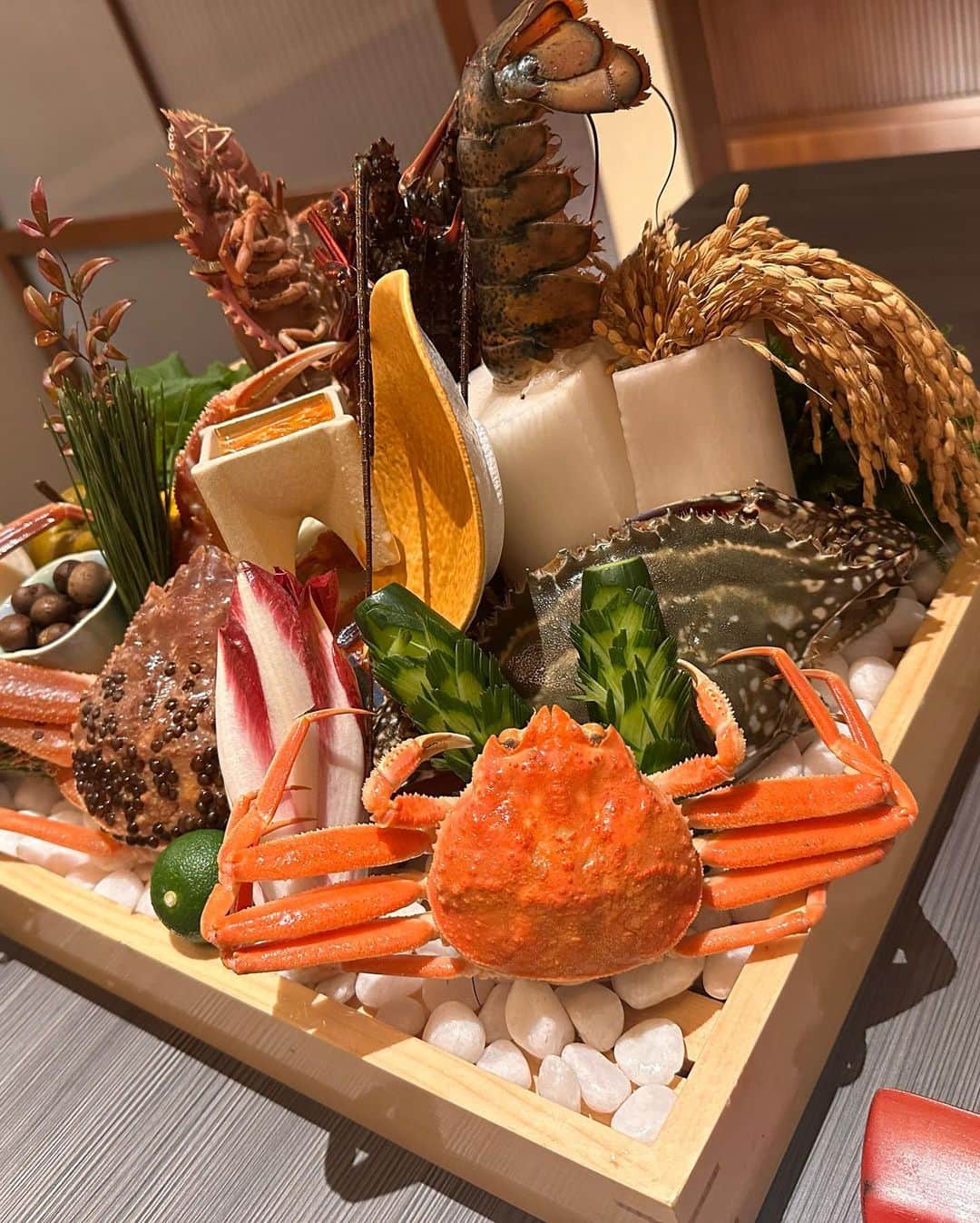 姫野和樹さんのインスタグラム写真 - (姫野和樹Instagram)「先日僕の友達がやってる 蟹🦀海老🦞専門の料理屋さん @shinkourou111 に行ってきました。 完全個室で予約制になってて雰囲気も 素晴らしかった！！ 新鮮な蟹と海老食べたかったらおすすめです！！」12月11日 10時43分 - kazukihimeno