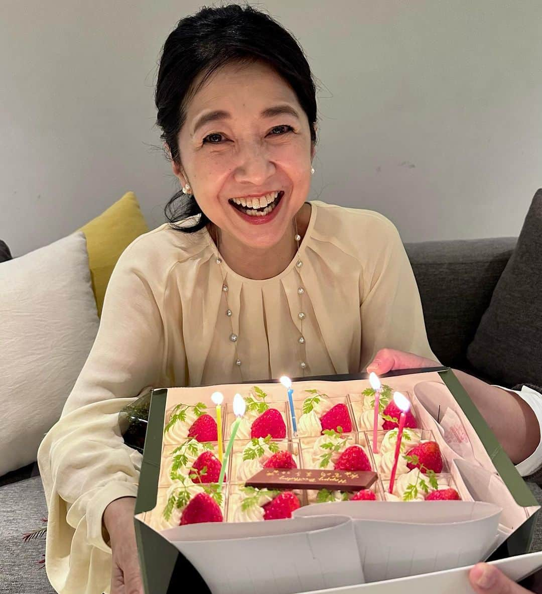 宮崎美子のインスタグラム：「本日、12月11日めでたくお誕生日を迎えました。  先日より、沢山の皆様に祝っていただき、ありがとうございます。  皆様の温かいお心遣いに感謝致します。  今後もがんばって行きますので、どうぞよろしくお願い致します。  #扶桑社　さん #tbsラジオ さん #テレビ朝日 麻生さん #珊瑚 京屋さん #サンスター さん  皆さん、本当にいつもありがとうございます🙇‍♀️」