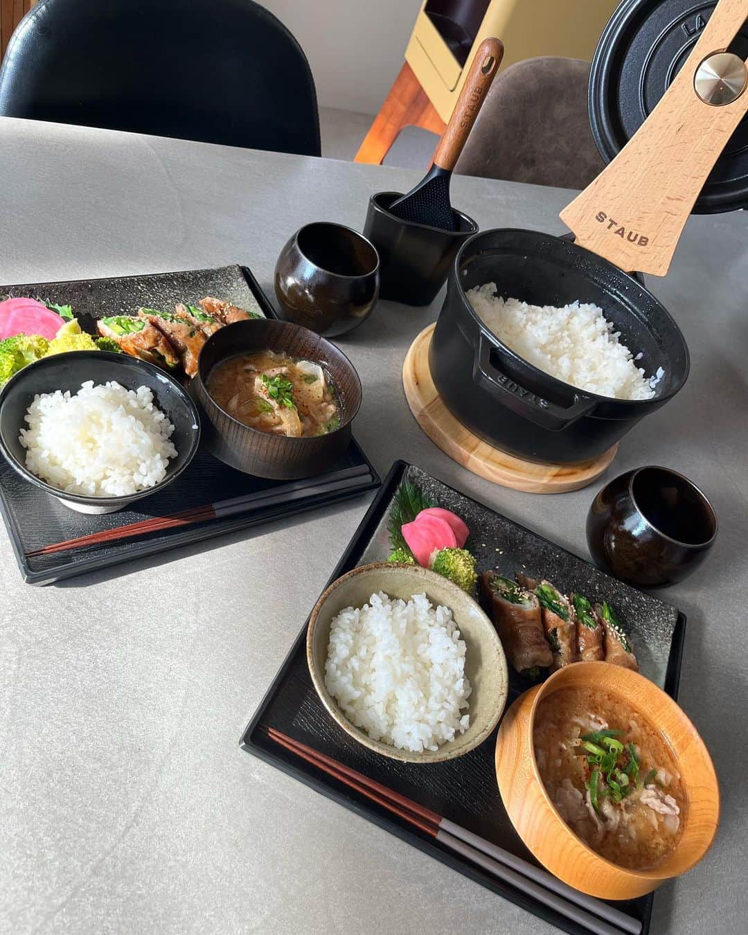 のインスタグラム：「今日の朝昼ごはん🍚  みんな風邪気味だから葱を食べて欲しくて葱の肉巻き☺️  白米もstaubで炊きました🍚staubだと白米は20分で炊ける！  @hinatalife で色違いでゲットしたTSUGUMIの汁椀🥹本当にフォルムが素敵で見てるだけでうっとり😍  ストーリーにURL貼っておきます☝️  今日も朝からワンコは日向ぼっこ🐕🐾  お散歩行こ☺️  #lifestyle#hinatalife#ひなたライフ#ひなたライフスタイル#pr#staubごはん#staub#Japanesefood#和食#無農薬米#organic#オーガニック#ご飯に味噌汁#朝食#breakfast#おうちカフェ#おうちごはん」