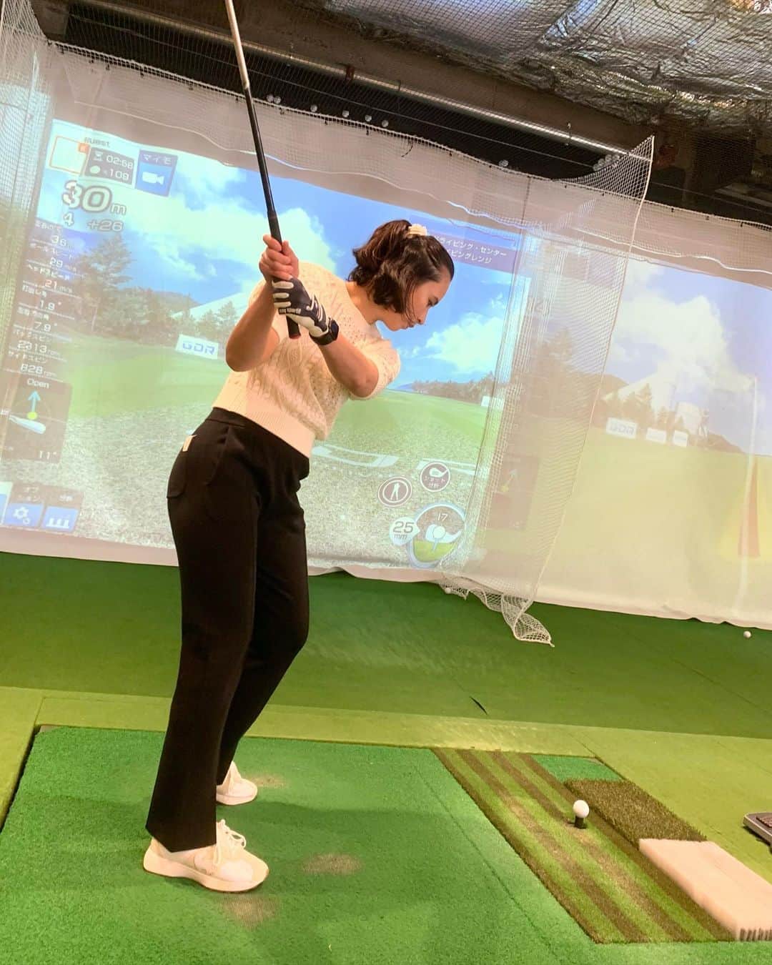 持永真実のインスタグラム：「⛳️ 先日参加した @lecoqsportif_japan  のスポーツコミュニティ。  今回はゴルフ(ほぼ初めて🔰)  三浦桃香選手に 立ち方やクラブの握り方など教えてもらいました✨  ウェアはルコックの新作ゴルフウェア。 普段使いもできそうなもの選んだよ✌︎  真剣にもくもくと練習したり みんなとわいわいできて 今回もとっても楽しいイベントでした🙂💕💕  #lecoqsportif #ルコックスポルティフ #ルコック #pr」