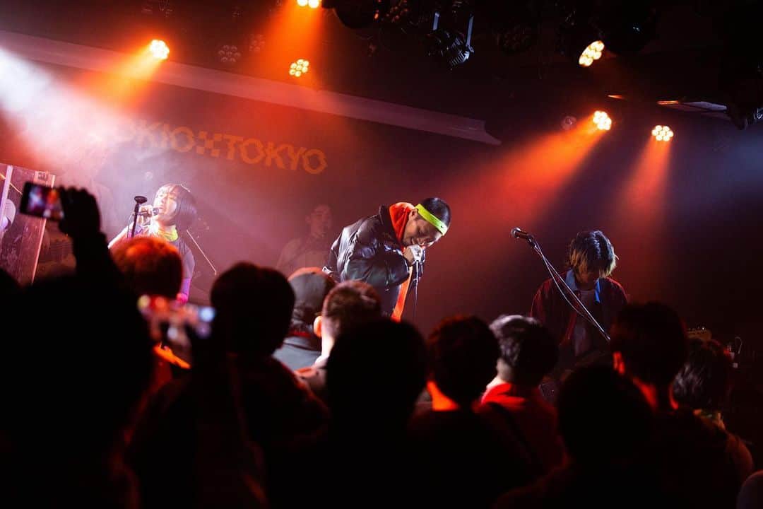 坂本遥さんのインスタグラム写真 - (坂本遥Instagram)「2022.11.27  EDOGA-SULLIVAN  at TOKIO TOKYO  続き  ゲストで来てくれたDinoJr. 俺が知ってる一番音楽に狂った人間 友達の進化に「イェー！」って思わされる度音楽やってて良かったなって思うんですが 中でもDinoJr.に喰らう日は多い 初めてライブハウスで同じステージに立ってもその感覚が一緒だったから 全くラブい友達だ これからも一緒の世界で音楽やっていたいぜ  @dinojr_tokyo   「NO MAN IS AN ISLAND」最高のアルバムだからみんなも聴こう🔥  📸 @nanae_thr_p」12月11日 11時45分 - retrock_haruka
