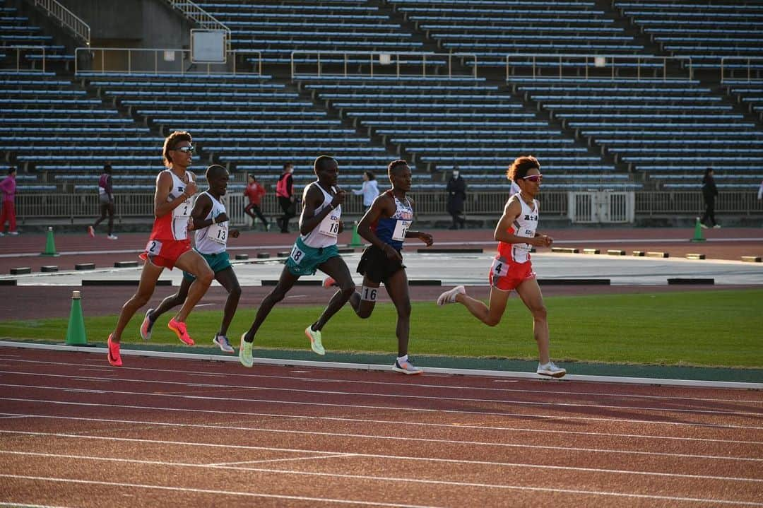 坂東悠汰さんのインスタグラム写真 - (坂東悠汰Instagram)「. #エディオンディスタンスチャレンジ 5000m 13'25"16 1位🥇  自己ベストには届かんかったけど 2022年最後のトラックレースで勝ち切れたのは良かった！ 応援ありがとうございました！！  次はニューイヤー駅伝🎽 1年経つの早い。。  #fujitsu #nike  📸: @miyanoshita227 さん」12月11日 11時49分 - y_bando_