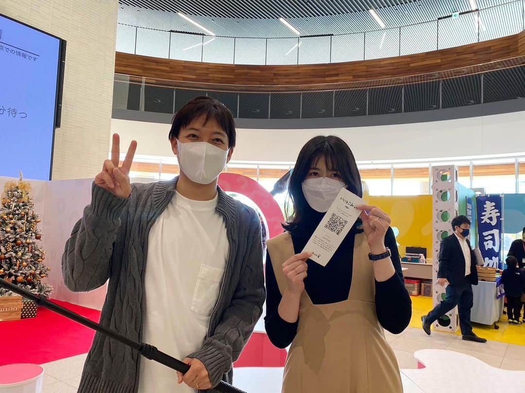 虎谷温子のインスタグラム：「#みっけ展 今日までです！無料で楽しめます🤗 金曜日に立田アナとyoutubeで配信をしたのですが、その時の様子を @anna_kansai_official  スタッフのこころさんが写真に収めてくれていました！80枚くらいいただきました！笑」