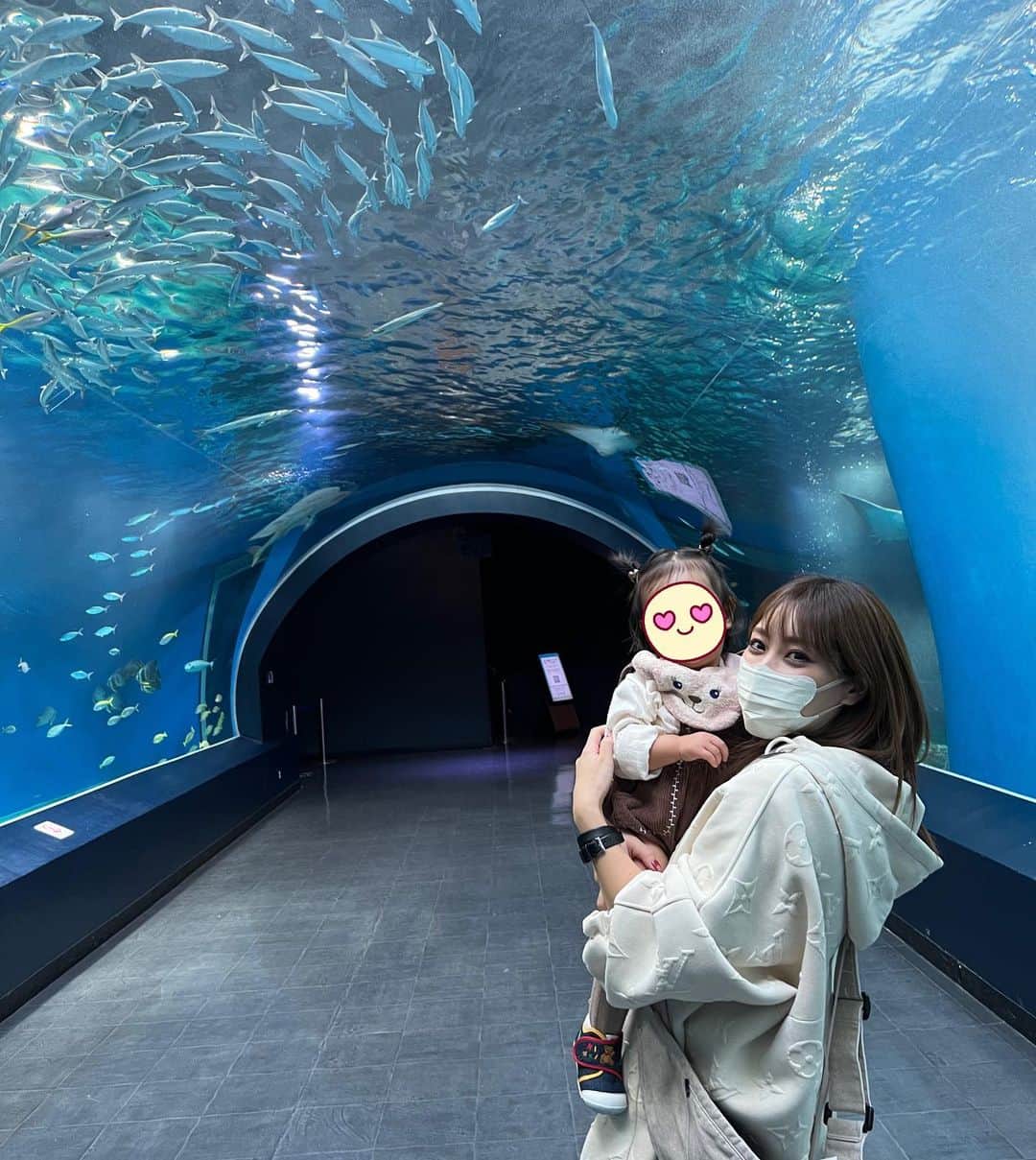 野田彩加のインスタグラム：「水族館🐟🐠🐡🦭 キラキラ好きだし、歩くようになっから楽しめるかなって思ったらまさかのずっと抱っこちゃんでした🤣 抱っこされて観るのは楽しいみたい🤭  #水族館　#休日　#過去pic  #1歳ママ　#1歳」