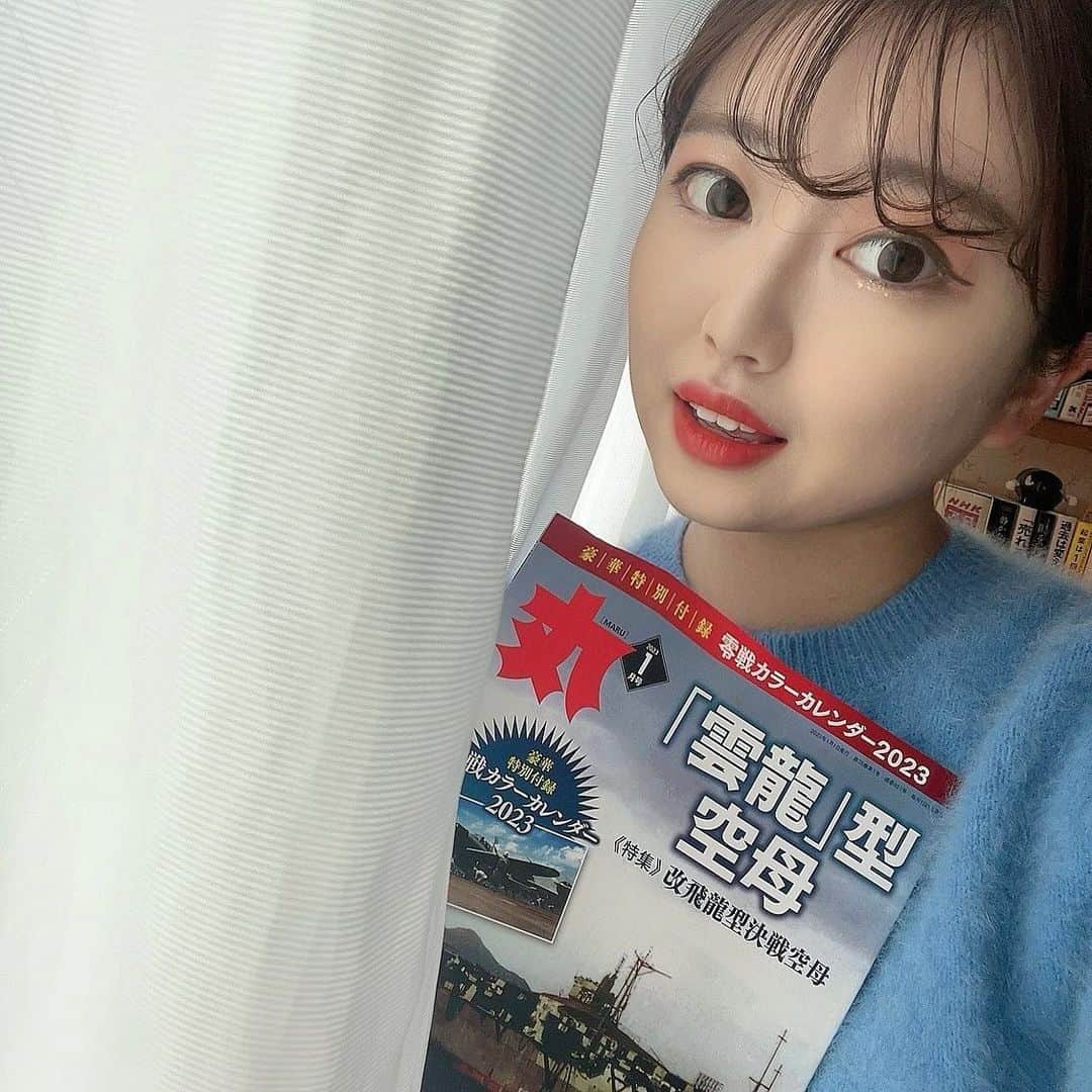 中谷彩伽のインスタグラム：「. 【お知らせ】 11月25日発売の月刊「丸」1月号の表紙裏に @yappari_currywa_kinyoubidayone の広告モデルとして掲載いただいています📖🙇🏻‍♀️ . 表紙裏にいる場合と、裏表紙にいる場合とあるみたいです👀 . 雑誌の表紙裏や裏表紙に起用いただくのは初めてのことですごく嬉しいです😭 . 書店で12/22まで発売中なので探してみてね💓 .  @yappari_currywa_kinyoubidayone さんは、東京で海自カレーと空揚げ(航空自衛隊の唐揚げ)を楽しめるお店です🍛 5月の横須賀カレーフェスの際にもアンバサダーを務めさせていただきました💫 いつもありがとうございます🌟 . . #月刊丸 #雑誌モデル #なかやん #なかやん出演歴 #中谷彩伽 . #自衛隊 #海上自衛隊 #海上自衛官 #jmsdf  @758_journal  @yappari_currywa_kinyoubidayone  @maru01_official」