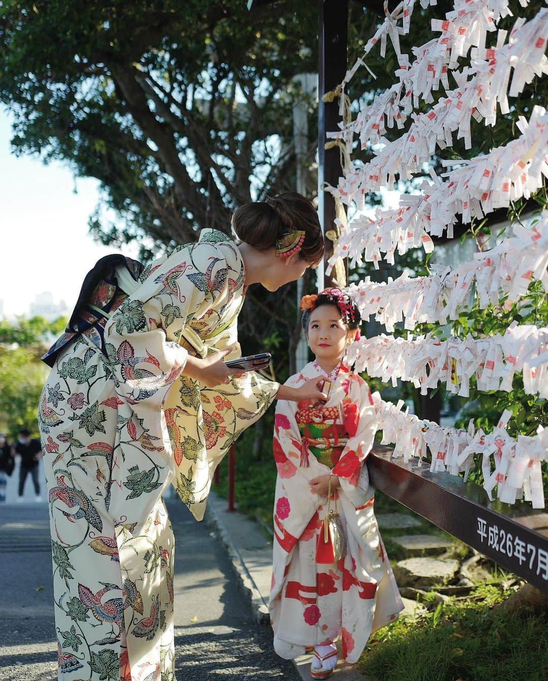 清水わかこさんのインスタグラム写真 - (清水わかこInstagram)「七五三 私が3歳、7歳の時に着た着物を 娘も3歳、7歳と着せることが出来ました。(最後２枚は娘3歳)  今回も私は母から譲り受けた着物を着たのだけど、母から貰った着物達の中に、沖縄の伝統的な染色技法「紅型」の着物があり、遠い秋田の地で30〜40年以上も前に孫(私)が沖縄に嫁ぐことを知っていたかのようだね〜と着付けの先生も驚きながら、この着物に合う帯などを一緒に選んでくれました。  祖母はもう10年ほど前に他界しているので、着たところを見せてあげることはできなかったけれど、、人生の節目に祖母や母の思いを着物を通して思い出させてもらっていて私は元気に沖縄で暮らしているよ〜と伝えられたような気にもなりました。  この七五三の着物も何十年後にまた着る機会が訪れますように。 大切に保管しようと思います👘✨  #七五三 #着物 #ライカ #カメラ #japan #kimono #leicaq #leica #camera」12月11日 22時00分 - wakacham_