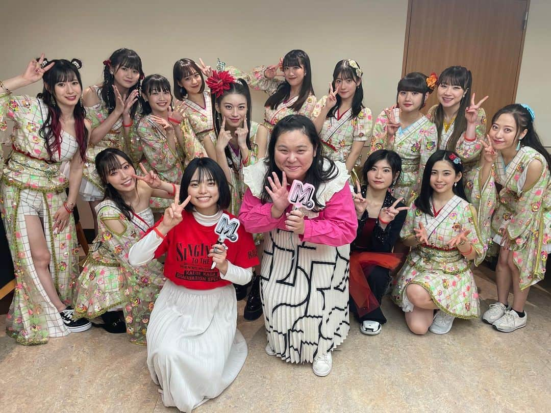 田辺智加のインスタグラム：「モーニング娘。'22 25th ANNIVERSARY CONCERT TOUR ～SINGIN' TO THE BEAT～加賀楓卒業スペシャル 行かせていただきました。  登場と共に涙が止まりませんでした。 涙で前が見えないってなりましたが堪えてしっかりと目に焼き付けました。 かえでぃーの卒業はとても悲しいですが、悲しいだけじゃなく力強さ、儚さ、凛とした美しさを感じました。 言葉にできないのですが卒業するメンバーのラストの姿って本当信じられないくらい神聖で美しいんです！何なんでしょう！！！！ はるちゃんと終わりでかっこよかったね！本当かっこよかった！ってずっと話してました。 #モーニング娘22」