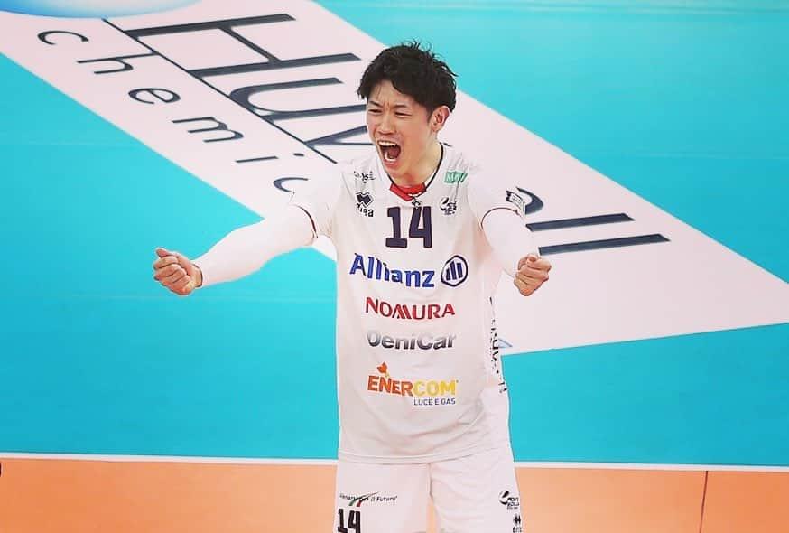 石川祐希のインスタグラム：「. .   27歳になりました。  沢山のお祝いメッセージありがとうございました。  27歳も目標に向かって進み続けます。  まずは今日の試合！ 絶対勝つ🔥」