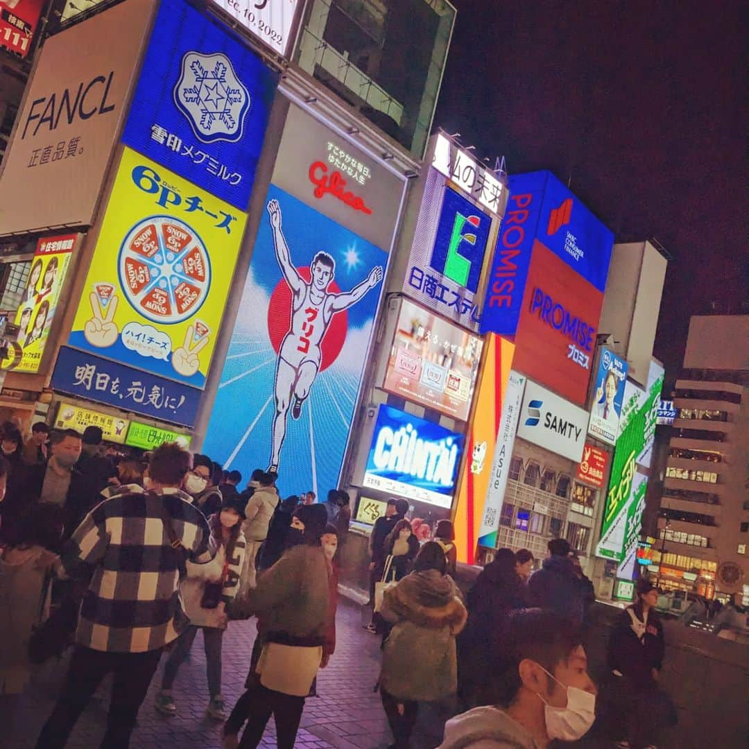 東朋宏のインスタグラム：「高橋健介バースデーイベント2022in大阪に来てくださった皆さまありがとうございましたー！  東京も来る予定の方はまた盛り上げてくださいねー！(笑)  #高橋健介 #バースデーイベント #大阪の夜 #フォアグラの串焼き #楽屋の健ちゃん」