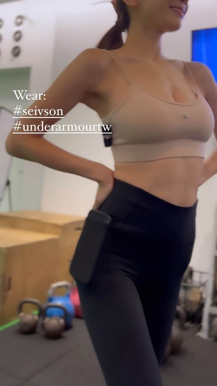 亜里沙のインスタグラム：「What a useful leggings🫶🏻 @underarmour  #underarmourtw」