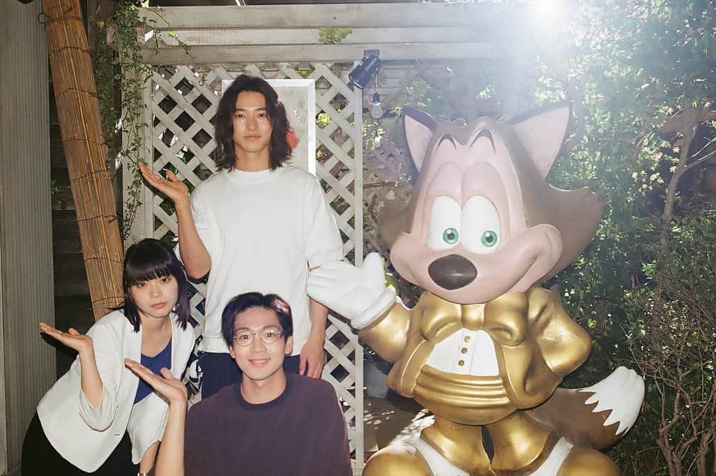 岸井ゆきののインスタグラム：「#アトムの童 ラストステージ無事終了🎮 アトムのなかまたちの絆はきっとずーっと続くんだろうなぁと思います🦊 ジョンドゥのふたりもまた何回でもケンカして何回でも仲直りして、たのしくなかよくゲームを作っていってほしいですね！  ご覧になってくださったみなさま スタッフの皆さま素敵な共演者の方々、本当にありがとうございました。 アトム玩具は本当にいい会社😊😊 ドラマはおわりますがアトムはこれからも皆さんのワクワクを応援するのでしょう。します。してください！  スタジオ最終日に撮った写真です🎞✨ ネッキーから後光が。😌☺️🦊  三人がかりで皆川さんをとっ捕まえることになるとは思わなかったです！撮影では丸一日追いかけ、捕まえることに成功しました🥹🏃‍♂️  #アトムの童」