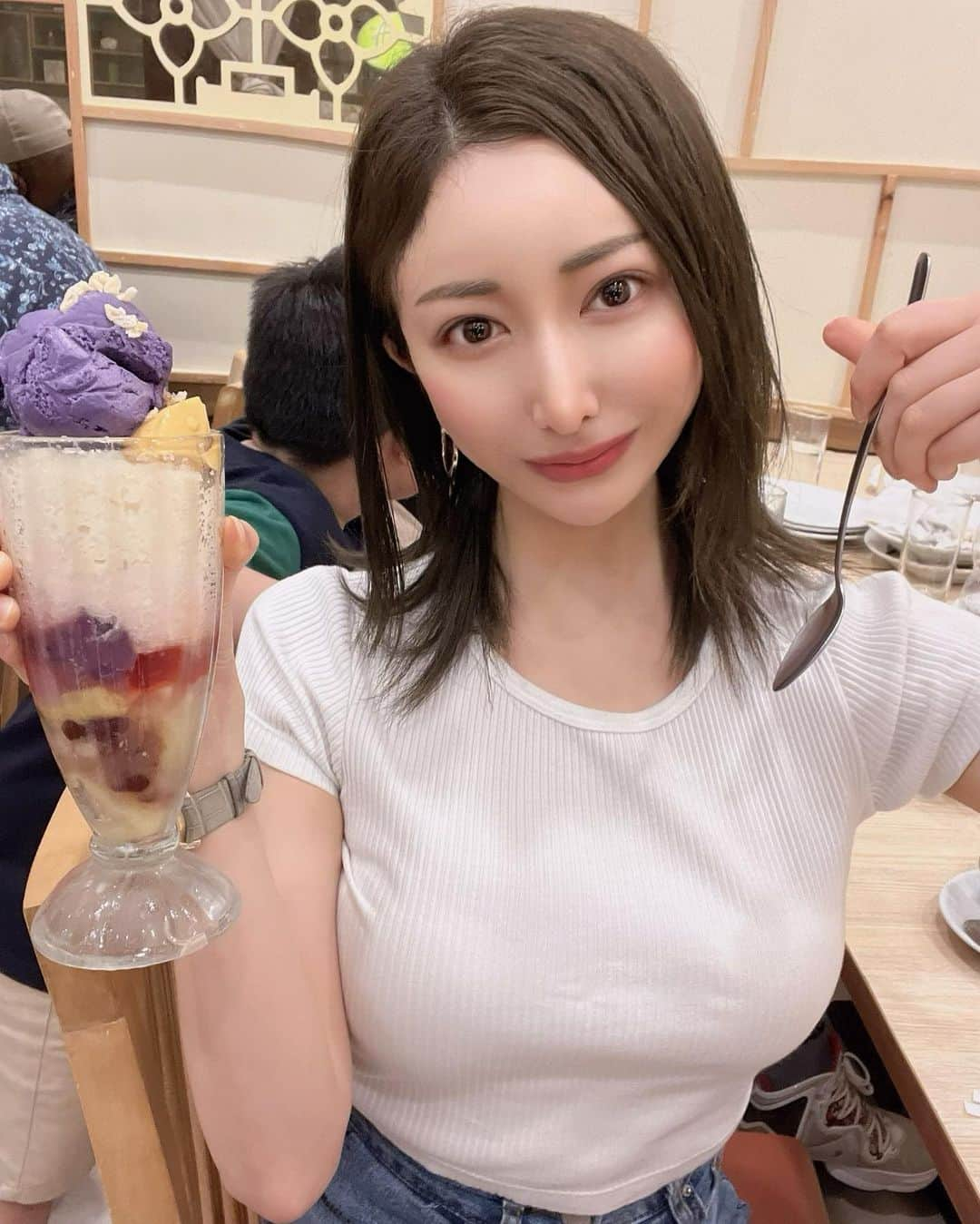 メイサのインスタグラム：「愛してやまないハロハロ🍧  よく食べよく咀嚼するので 咬筋が発達しすぎないように 定期的にエラボトックス 打ってもらってます😚  @haab_official さん 新院開院後初めて行ったのですが 内装が豪華で洗練されていてすごかった✨🥹  #haabdream #haab南青山#新院#エラボトックス#コリ改善#小顔#美容好きな人と繋がりたい #南青山#食いしん坊女子#sexy#dress#kawaii #philippines #halohalo#섹시타그램#예뻐요#귀엽다#asiangirls#美丽的#可爱的」