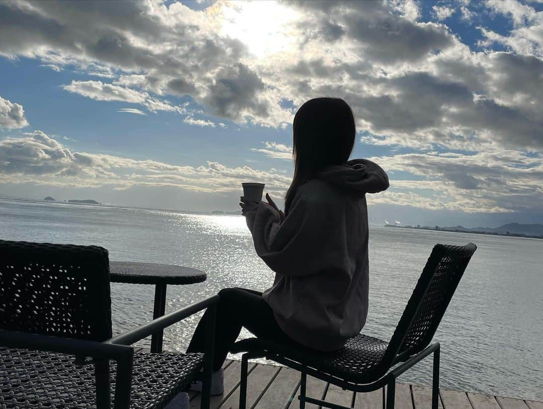 優月美羽さんのインスタグラム写真 - (優月美羽Instagram)「愛媛県の離島(馬島)にある、グランピング施設🌴 @glamprook.shimanami  に行ってきました🥺✨   滞在中は瀬戸内特産のアルコール ボートでの送迎と回遊、スカイウォーク、洞窟探検、大海原を臨むワインサービスまで全てオールインクルーシブ✨ 凄い🥺🥺🥺  しまなみの海を目前にしたホテル＆グランピングで、ここにしかない優雅なひととき💓  一言で言うと最高でした😭👏✨ 人口7人しか住んでいない小さな離島ですが、ホテルの方もとても親切であたたかかった🥲💕  テラスからの海一望できる場所がとても気に入りました🥺 何も考えずに何時間でもいれそうな場所☺️  ご飯もとっても美味しかったです(*´﹃｀*)🍚⇽重要  景色もとっても綺麗で身も心もリフレッシュ🌱𓂃 𓈒𓏸 また行きたいと思う宿でした🥰  PR @glamprook.shimanami #GLAMPROOK #グランピング #しまなみ #グランルークしまなみ #愛媛グランピング #四国グランピング #贅沢旅行」12月11日 23時00分 - miu.yuzuki