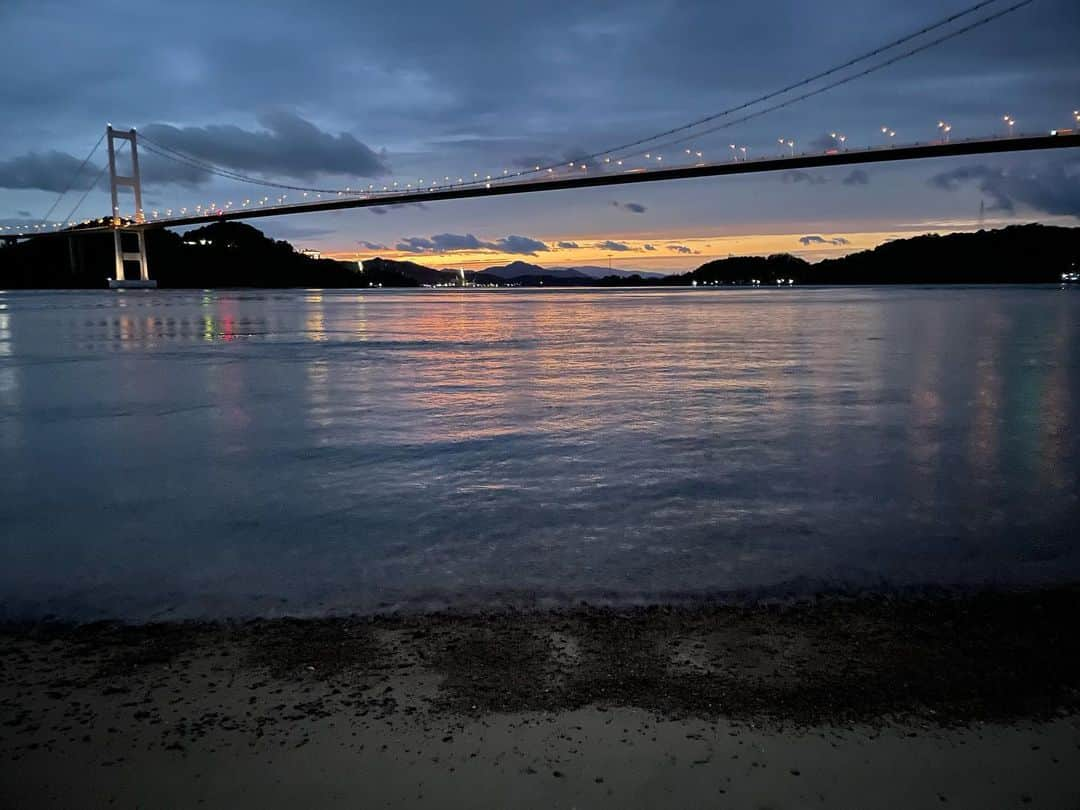 優月美羽さんのインスタグラム写真 - (優月美羽Instagram)「愛媛県の離島(馬島)にある、グランピング施設🌴 @glamprook.shimanami  に行ってきました🥺✨   滞在中は瀬戸内特産のアルコール ボートでの送迎と回遊、スカイウォーク、洞窟探検、大海原を臨むワインサービスまで全てオールインクルーシブ✨ 凄い🥺🥺🥺  しまなみの海を目前にしたホテル＆グランピングで、ここにしかない優雅なひととき💓  一言で言うと最高でした😭👏✨ 人口7人しか住んでいない小さな離島ですが、ホテルの方もとても親切であたたかかった🥲💕  テラスからの海一望できる場所がとても気に入りました🥺 何も考えずに何時間でもいれそうな場所☺️  ご飯もとっても美味しかったです(*´﹃｀*)🍚⇽重要  景色もとっても綺麗で身も心もリフレッシュ🌱𓂃 𓈒𓏸 また行きたいと思う宿でした🥰  PR @glamprook.shimanami #GLAMPROOK #グランピング #しまなみ #グランルークしまなみ #愛媛グランピング #四国グランピング #贅沢旅行」12月11日 23時00分 - miu.yuzuki